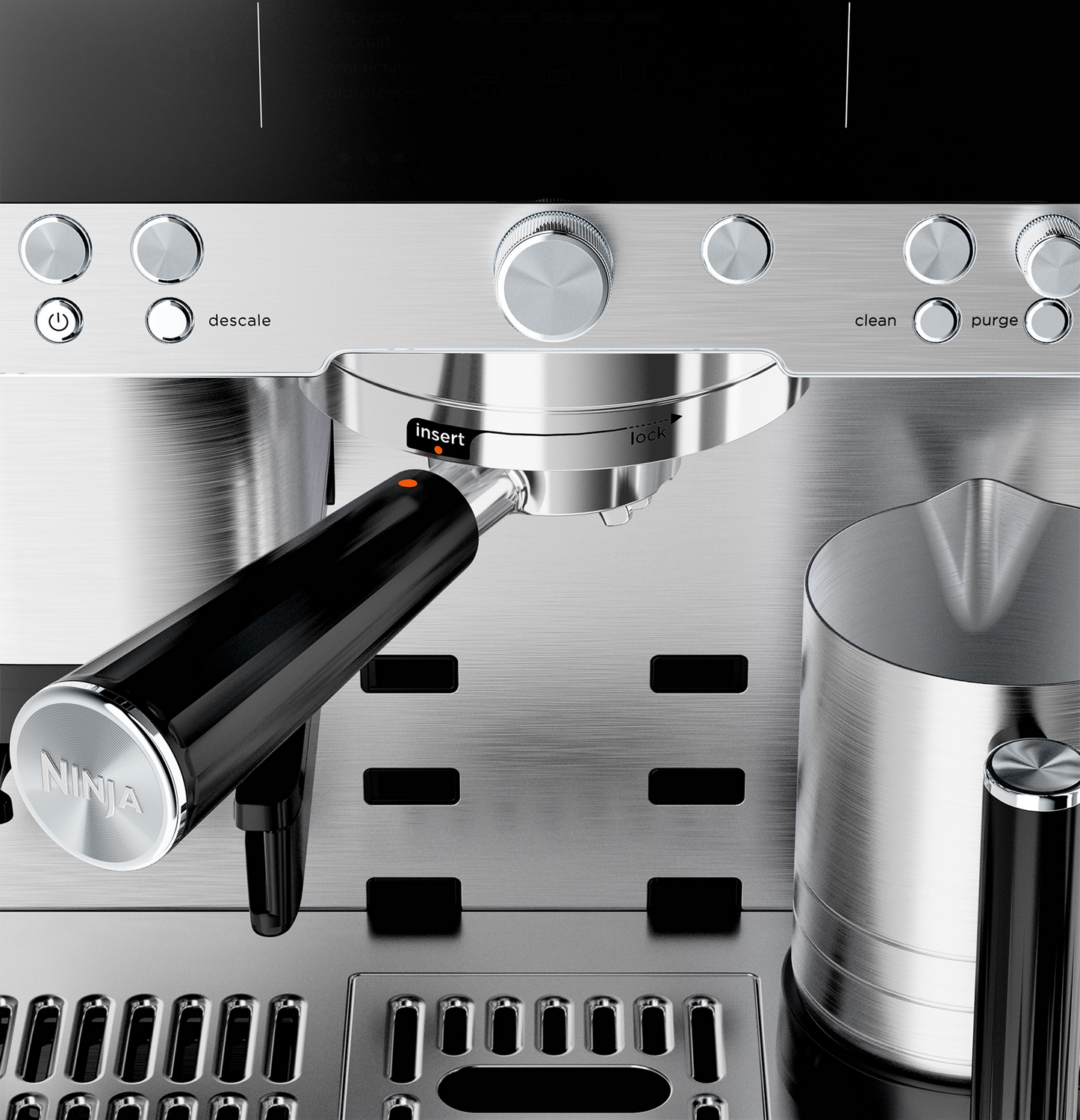 Una máquina de espresso de metal cepillado con mango negro y detalles plateados.