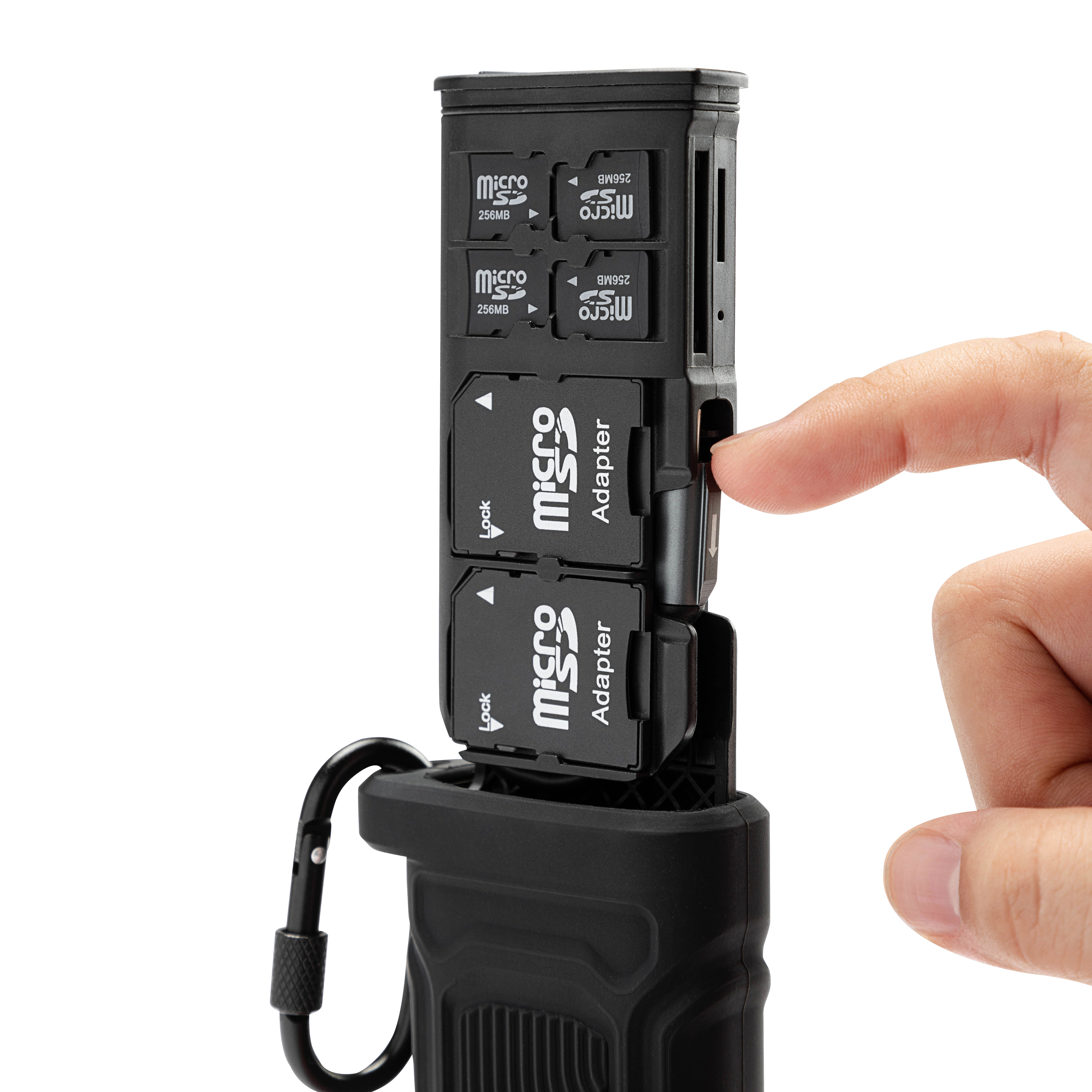Ein schwarzer Micro-SD-Kartenhalter mit mehreren Karten wird von einem Finger gehalten.