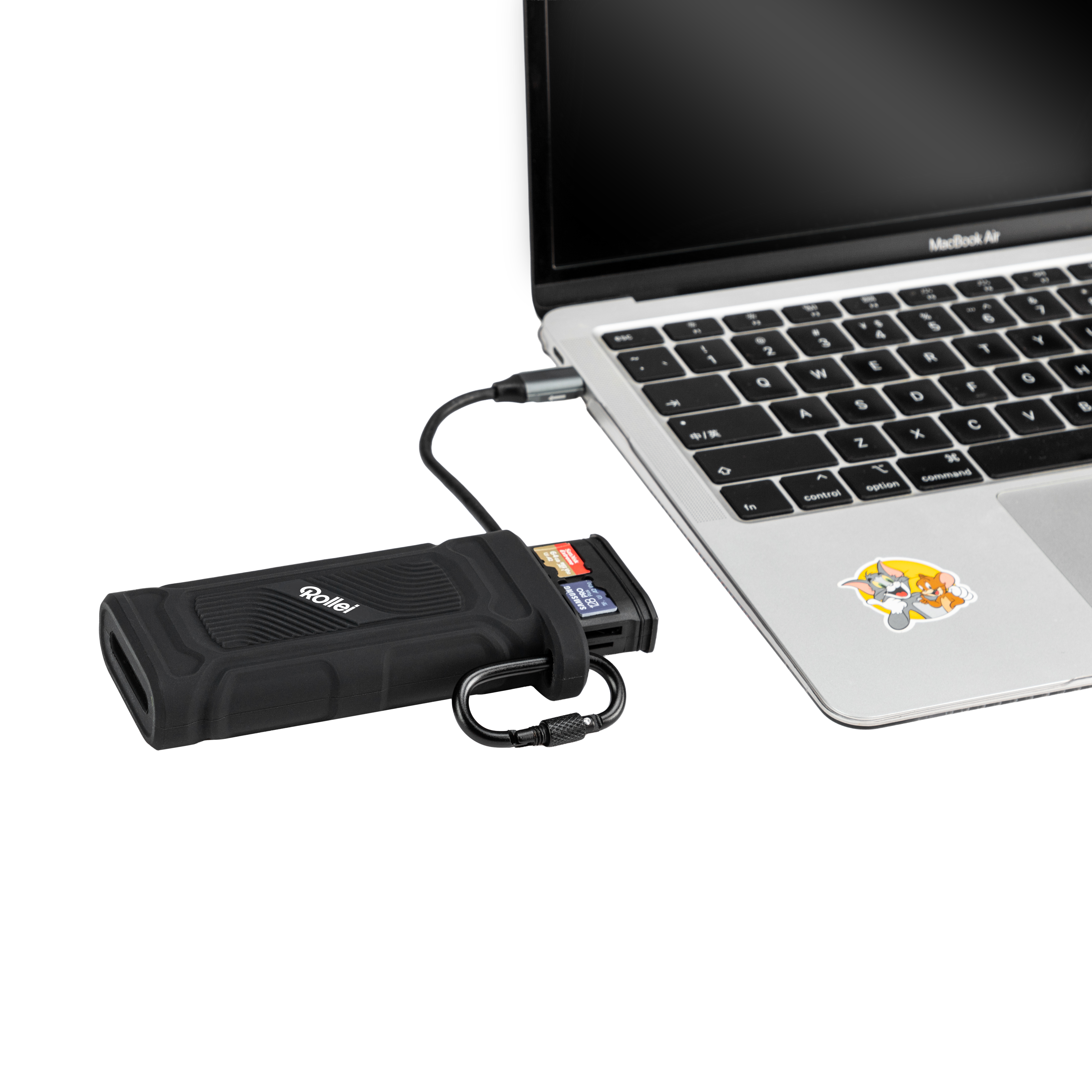 Ein schwarzes Rollei-Gehäuse mit SD-Karten und Kabel, das an ein MacBook Air angeschlossen ist.