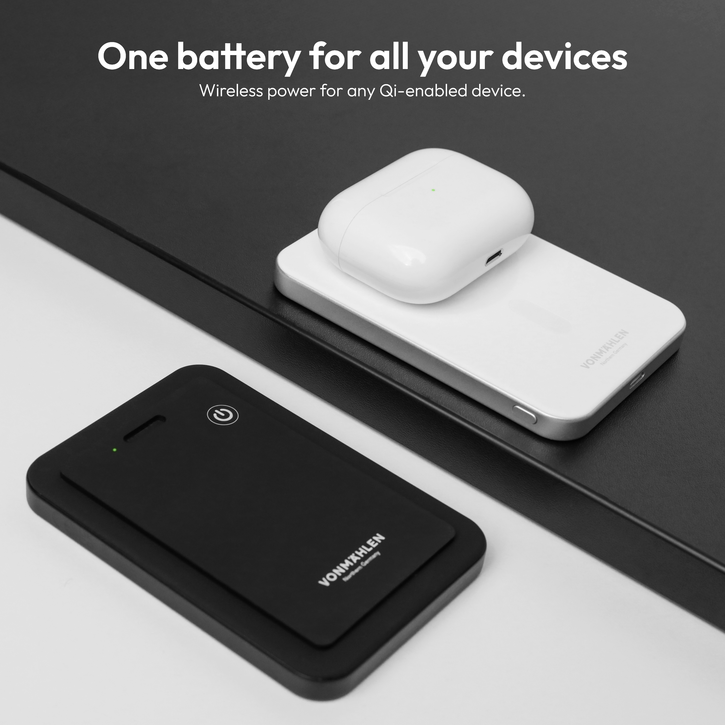Ein schwarzes und ein weißes kabelloses Ladegerät mit AirPods-Hülle.