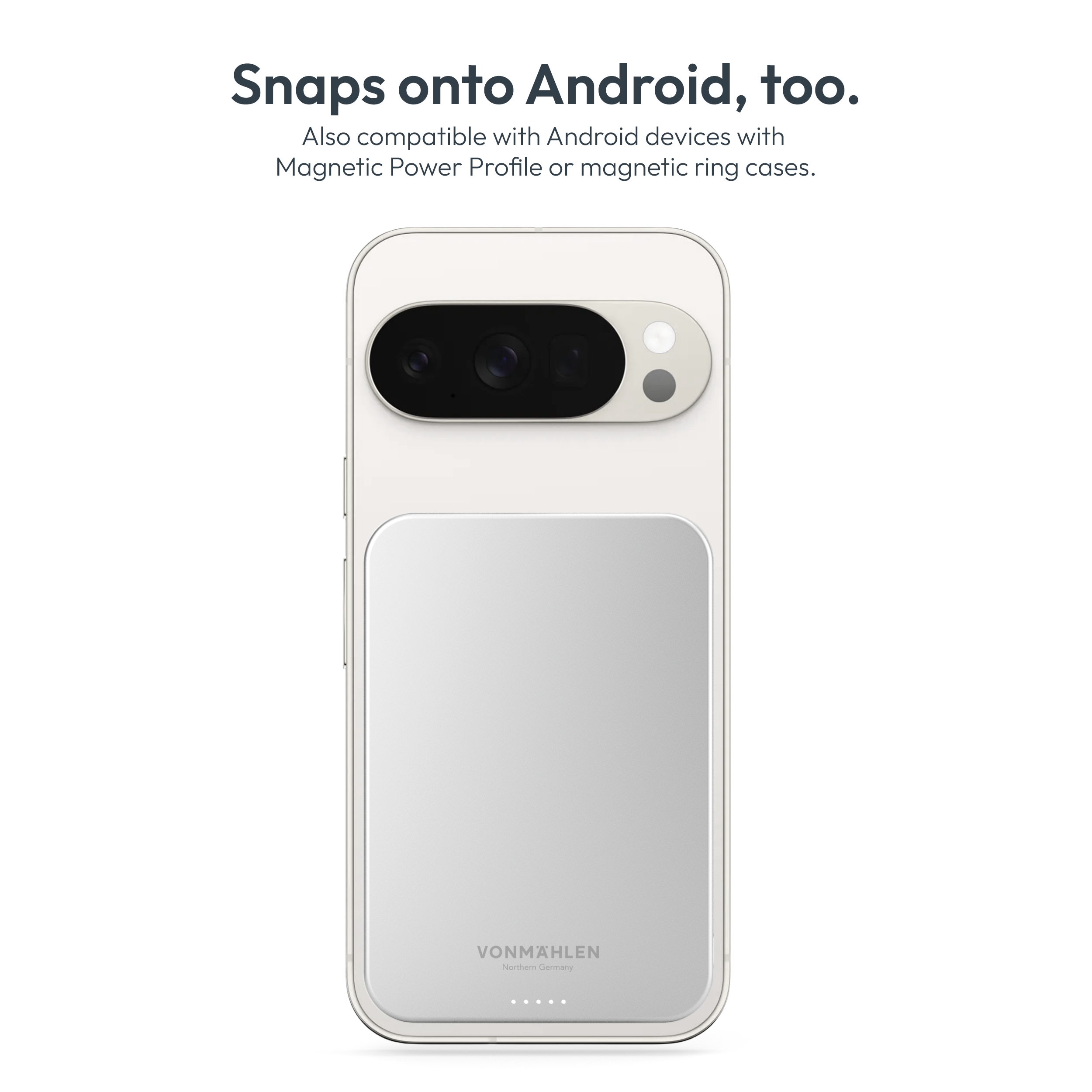 Ein silbernes Smartphone mit Kamera und Ladegehäuse im Vordergrund.