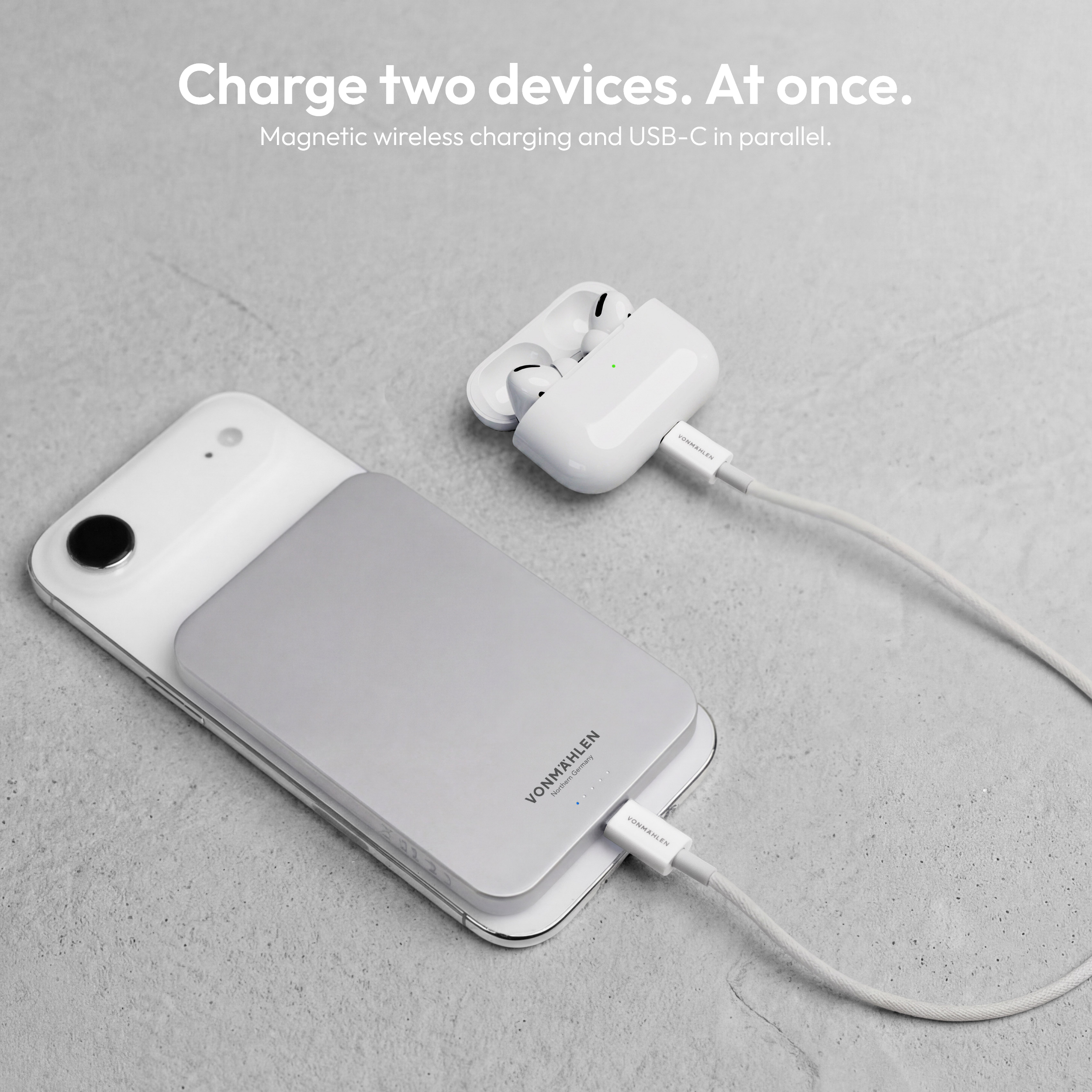 Ein weißes Smartphone lädt kabellos, während ein weißes Ladecase mit Ohrhörern über USB-C verbunden ist.