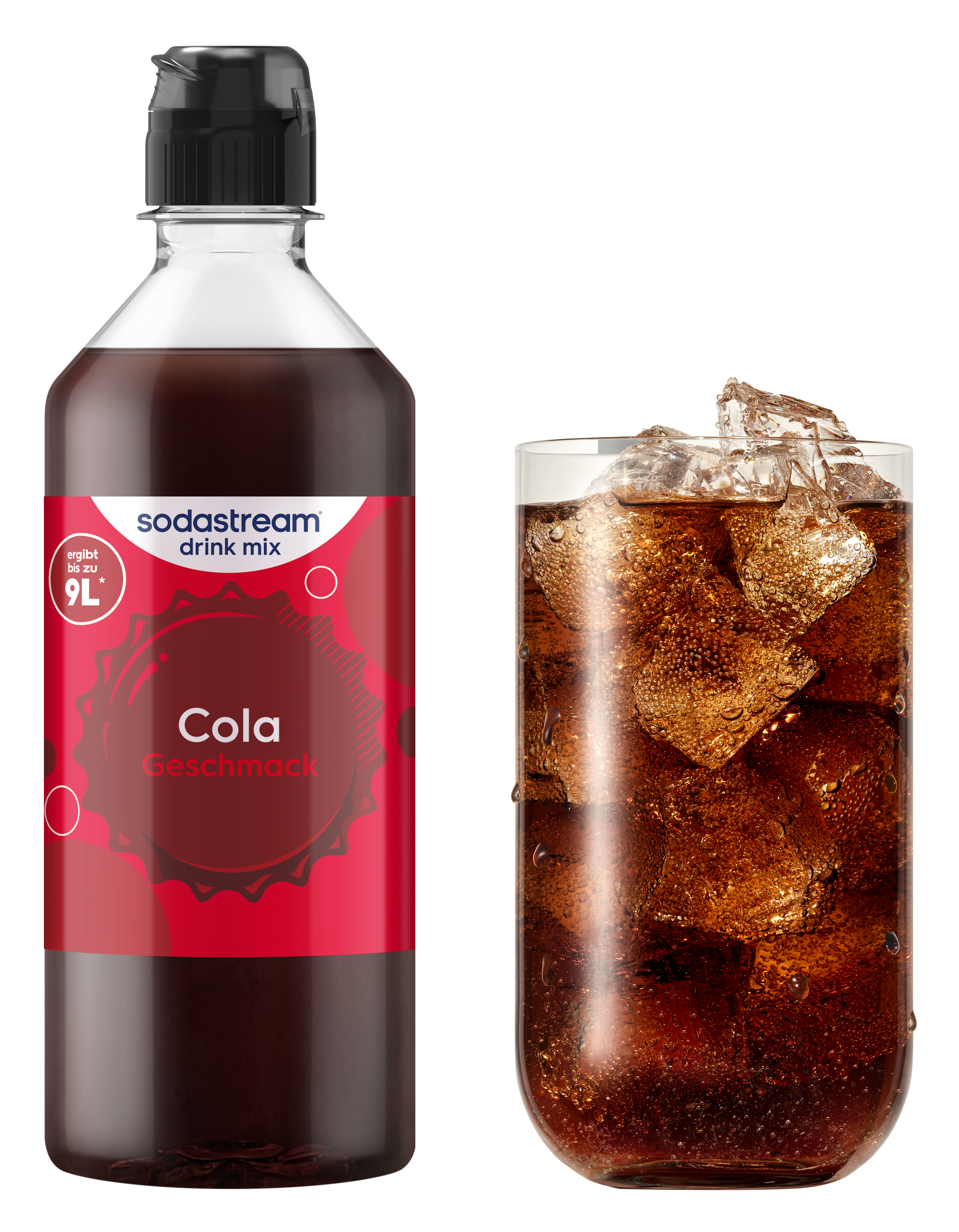 Eine Sodastream Cola Sirupflasche neben einem Glas Cola mit Eiswürfeln.