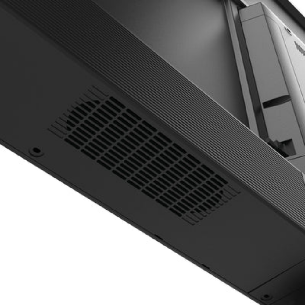 Primer plano de la parte inferior de un dispositivo negro con rejillas de ventilación y textura acanalada.