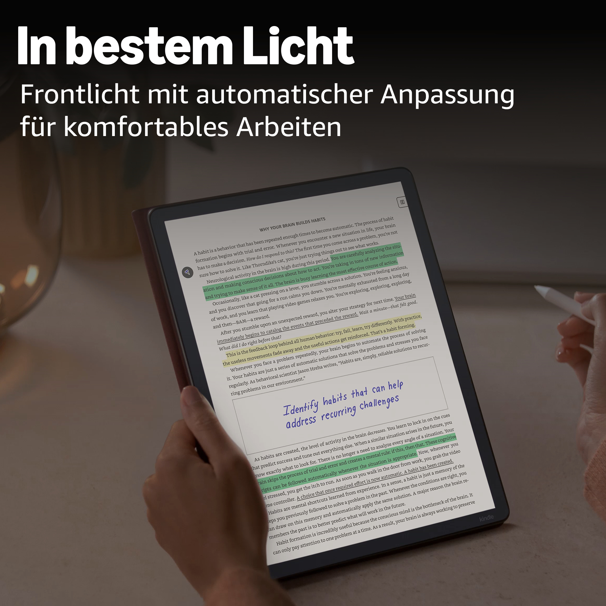 Eine Person hält ein Tablet mit Text über die Gewohnheitsbildung.