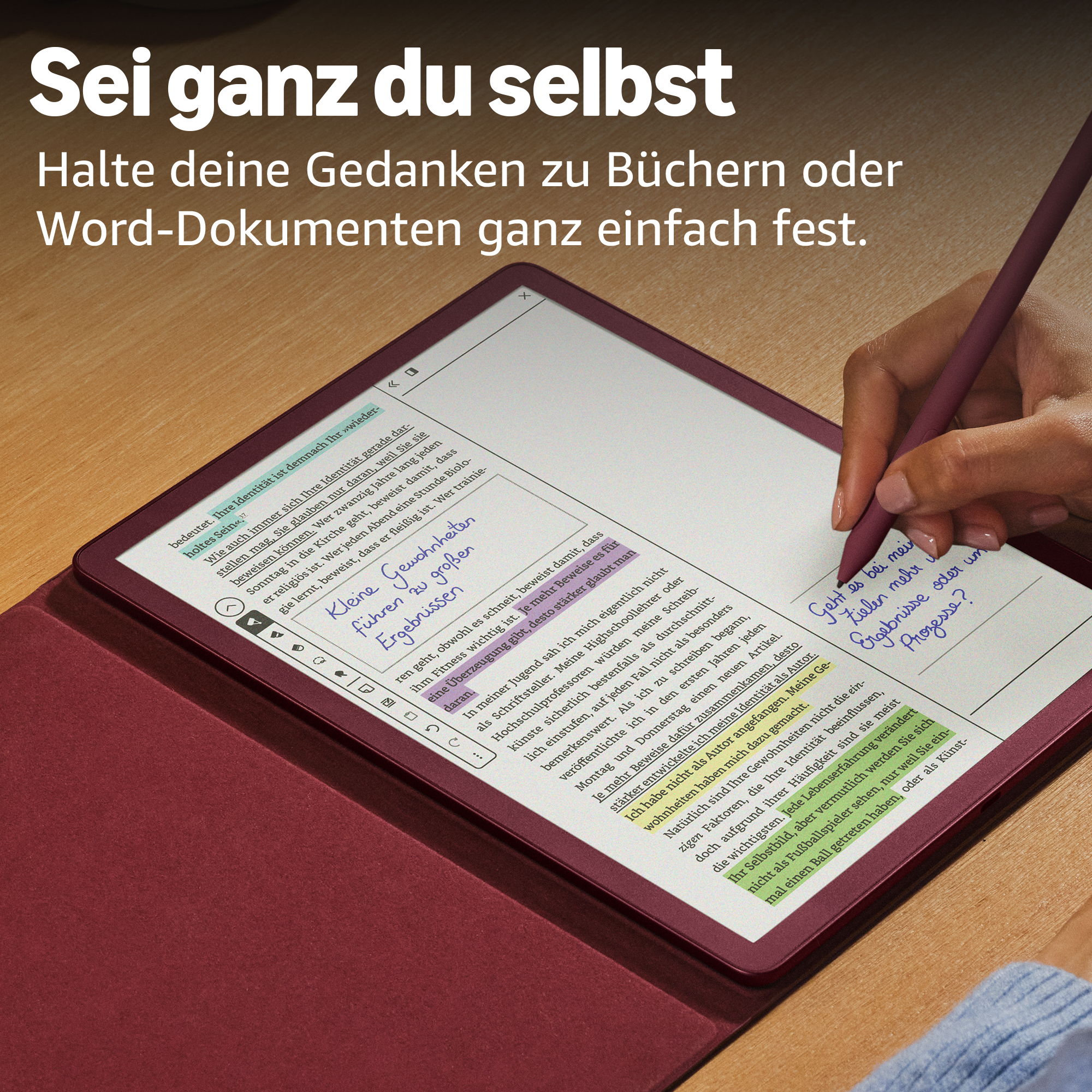 Person schreibt mit Stift auf E-Reader. Text und Hervorhebungen sind sichtbar.