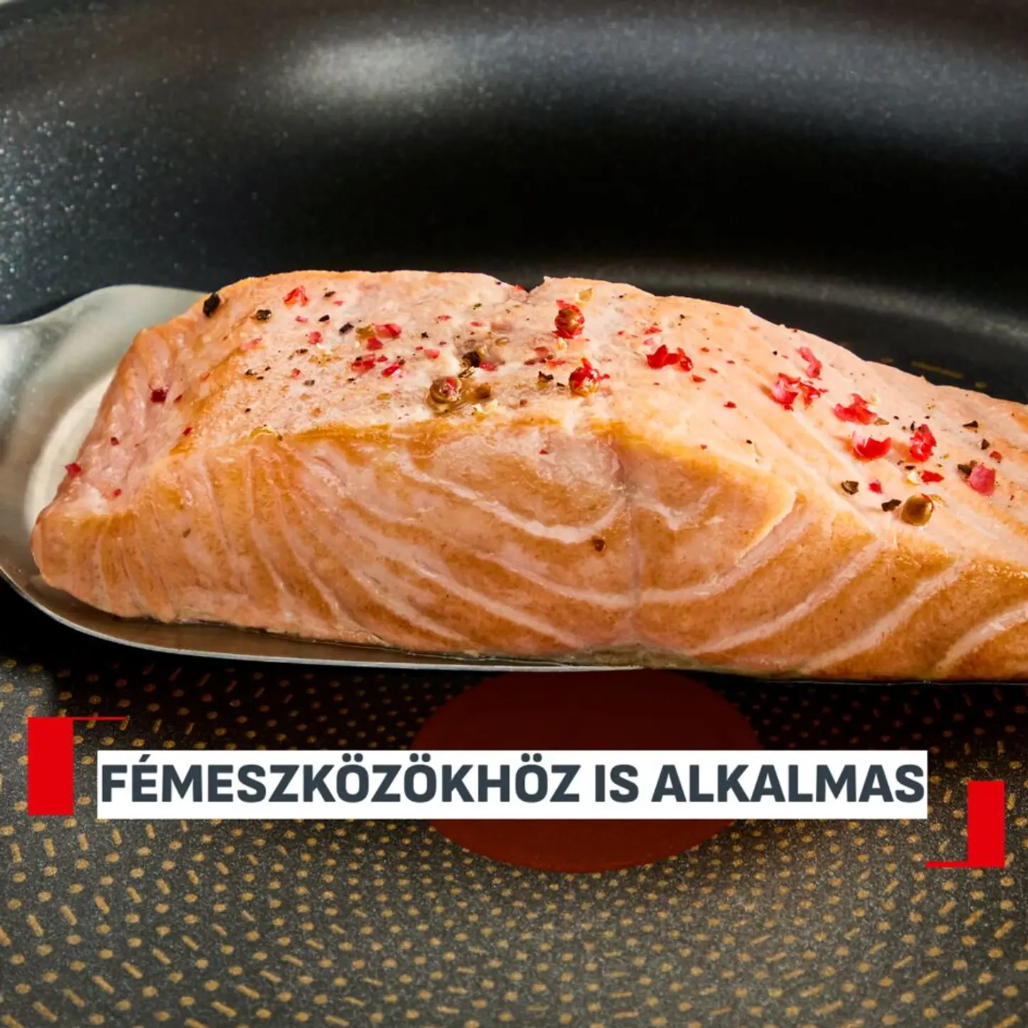Sült lazacfilé fűszerekkel egy serpenyőben.