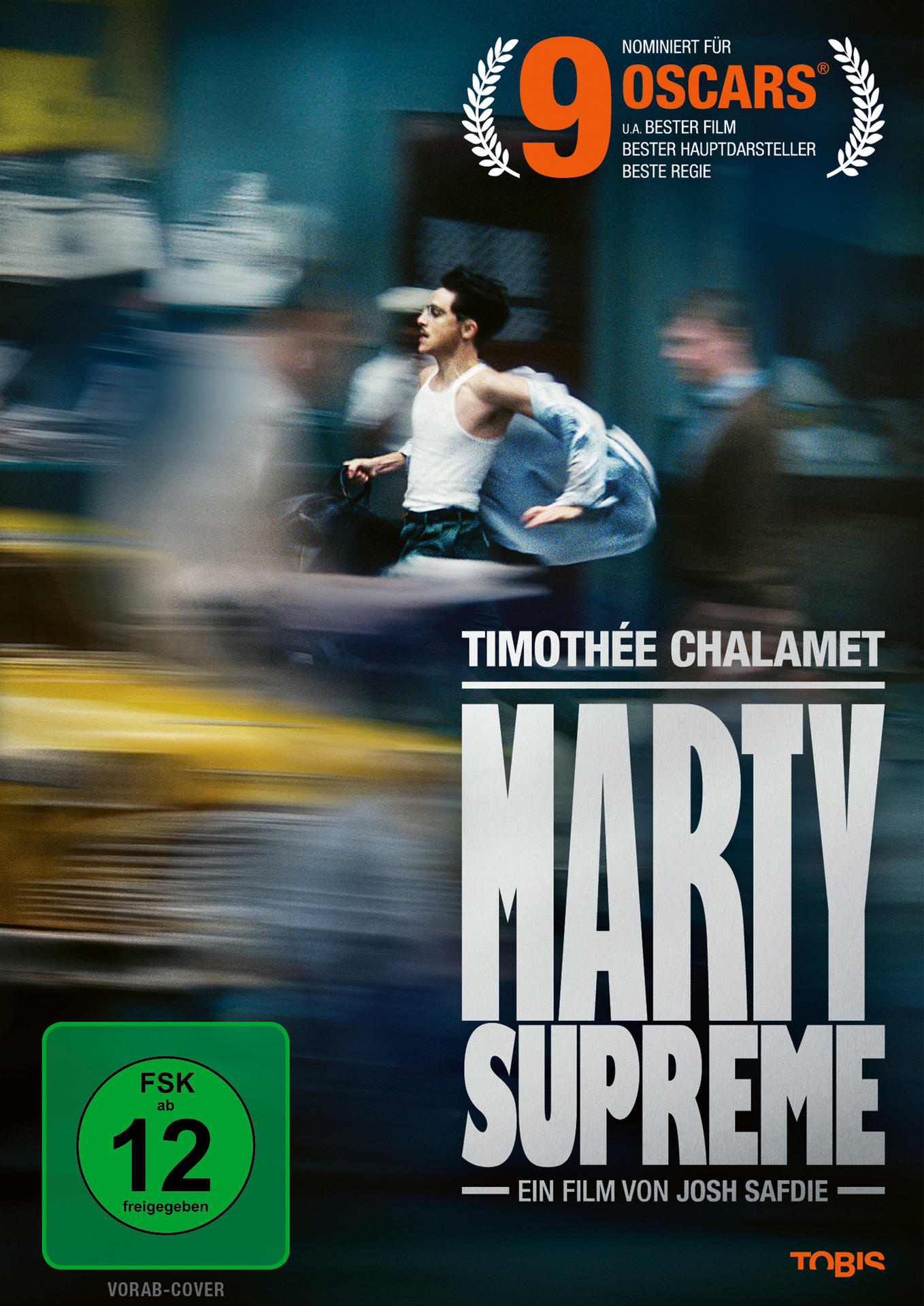 Ein Mann in einem weißen Tanktop rennt, auf dem Filmplakat "Marty Supreme" mit Timothée Chalamet.