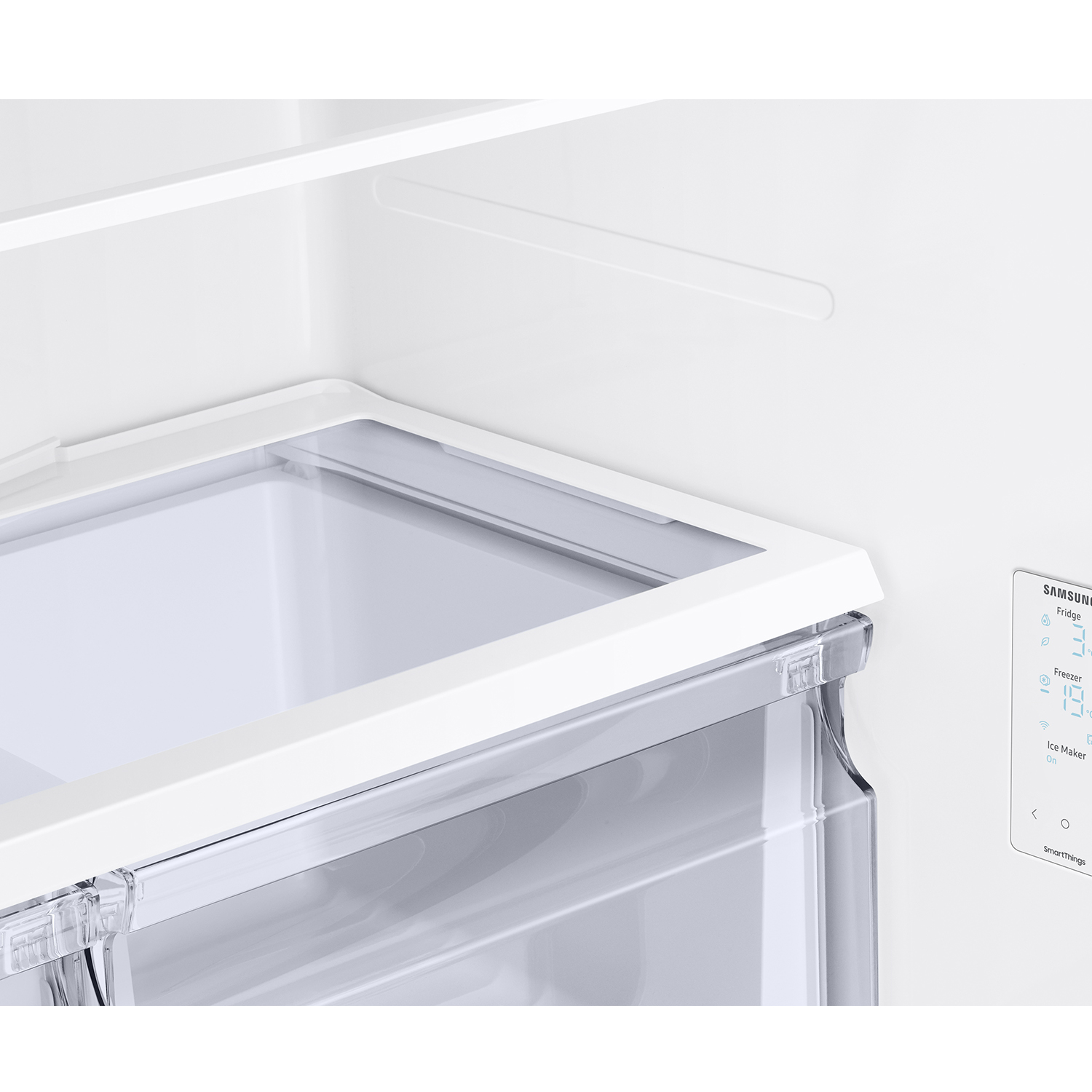 Interior de un refrigerador Samsung blanco y limpio. Se ve un cajón transparente para verduras.