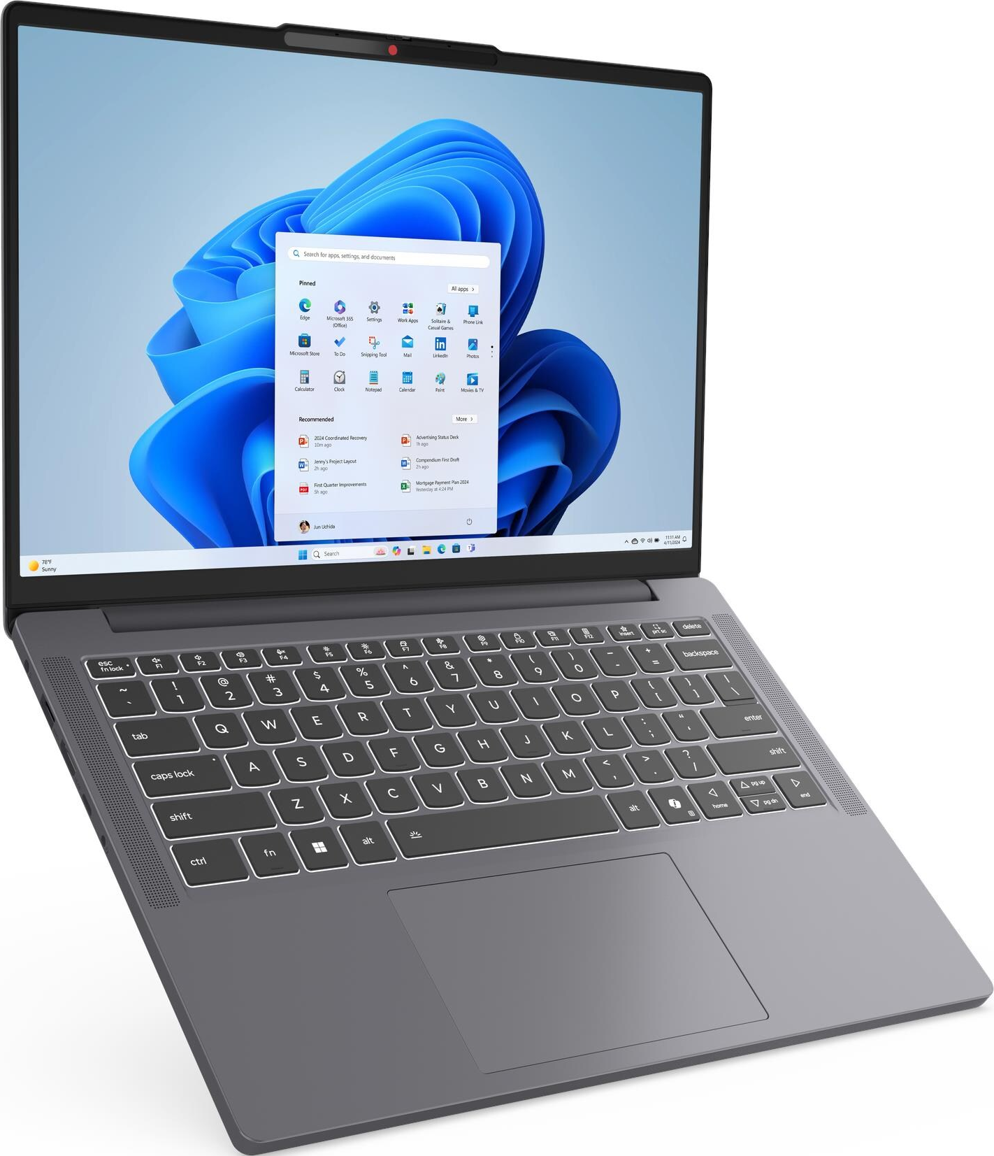 Un laptop grigio con tastiera retroilluminata e menu Start di Windows 11.