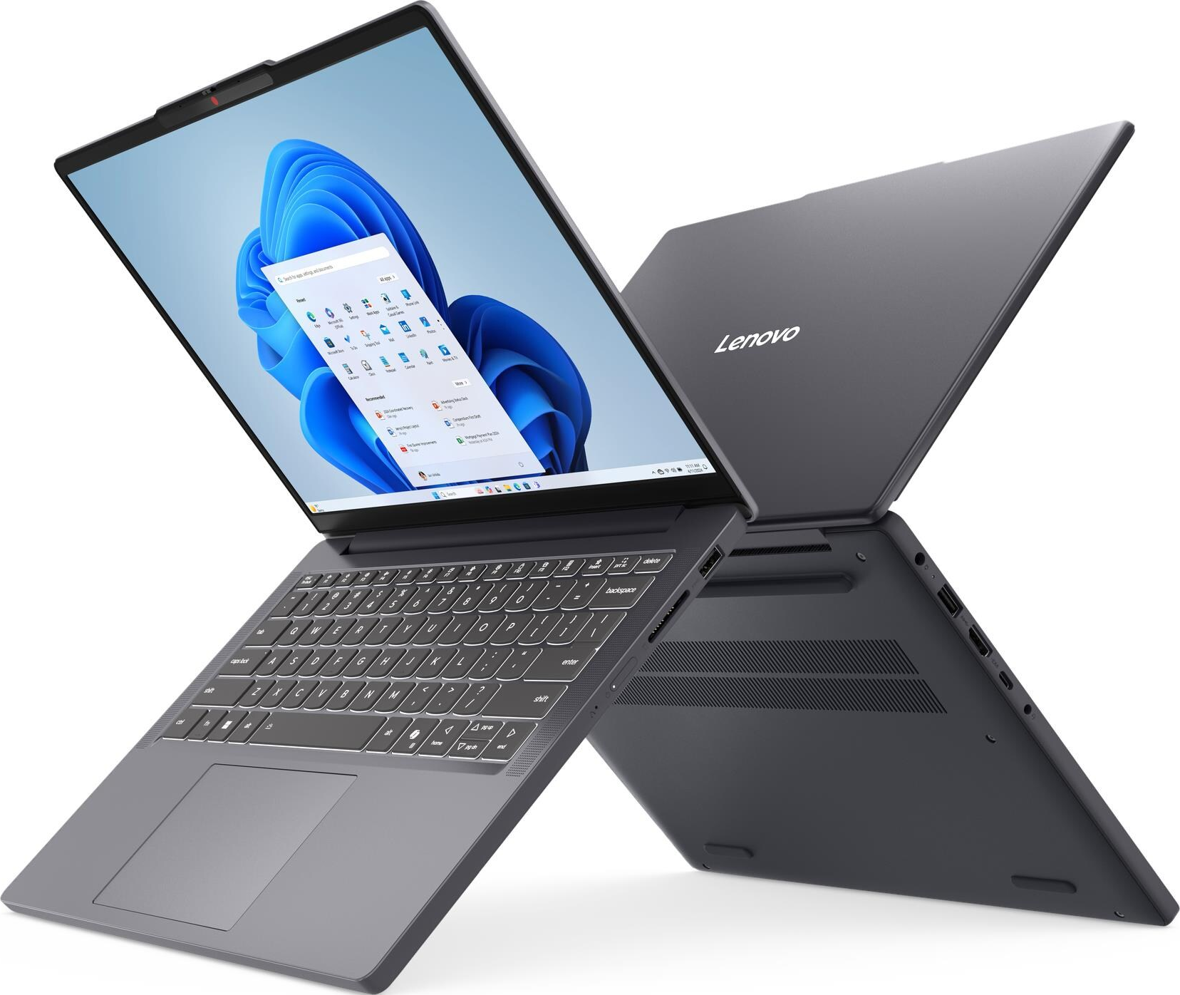 Un laptop grigio Lenovo con schermo aperto, che mostra Windows 11.