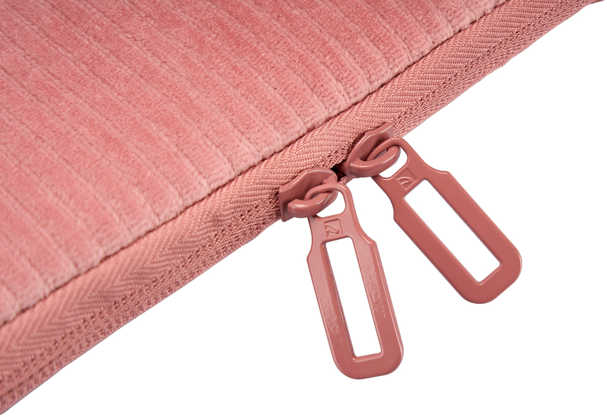 Primo piano di due tiretti cerniera rosa corallo su tessuto a coste rosa corallo.