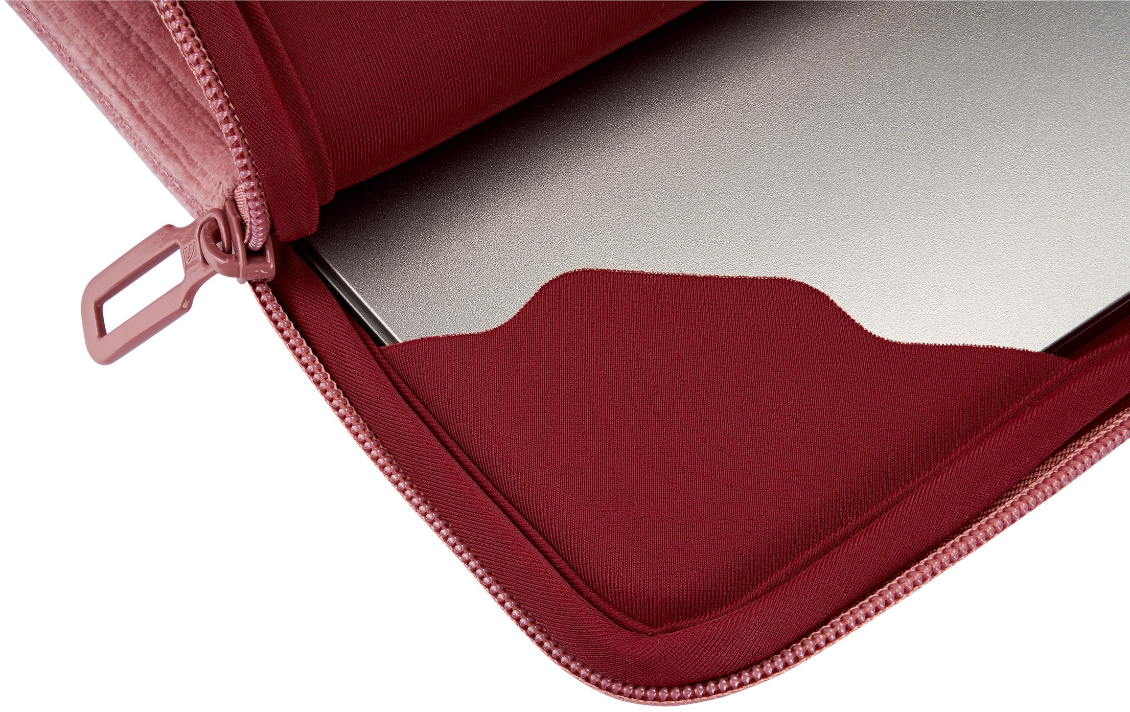 Custodia rossa per laptop, parzialmente aperta, mostra un laptop argentato.