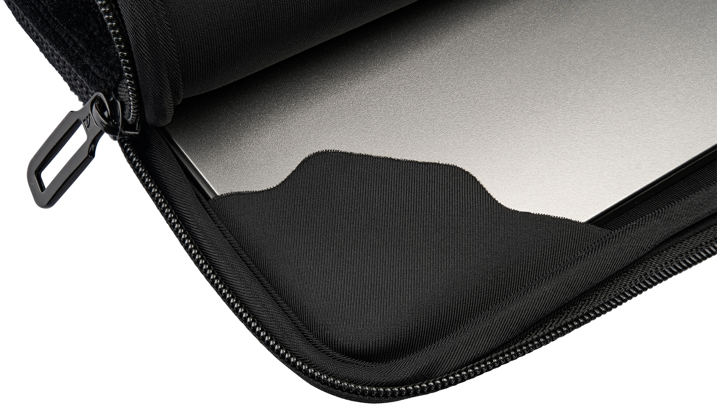 Primo piano di una custodia nera per laptop con un laptop argentato all'interno.