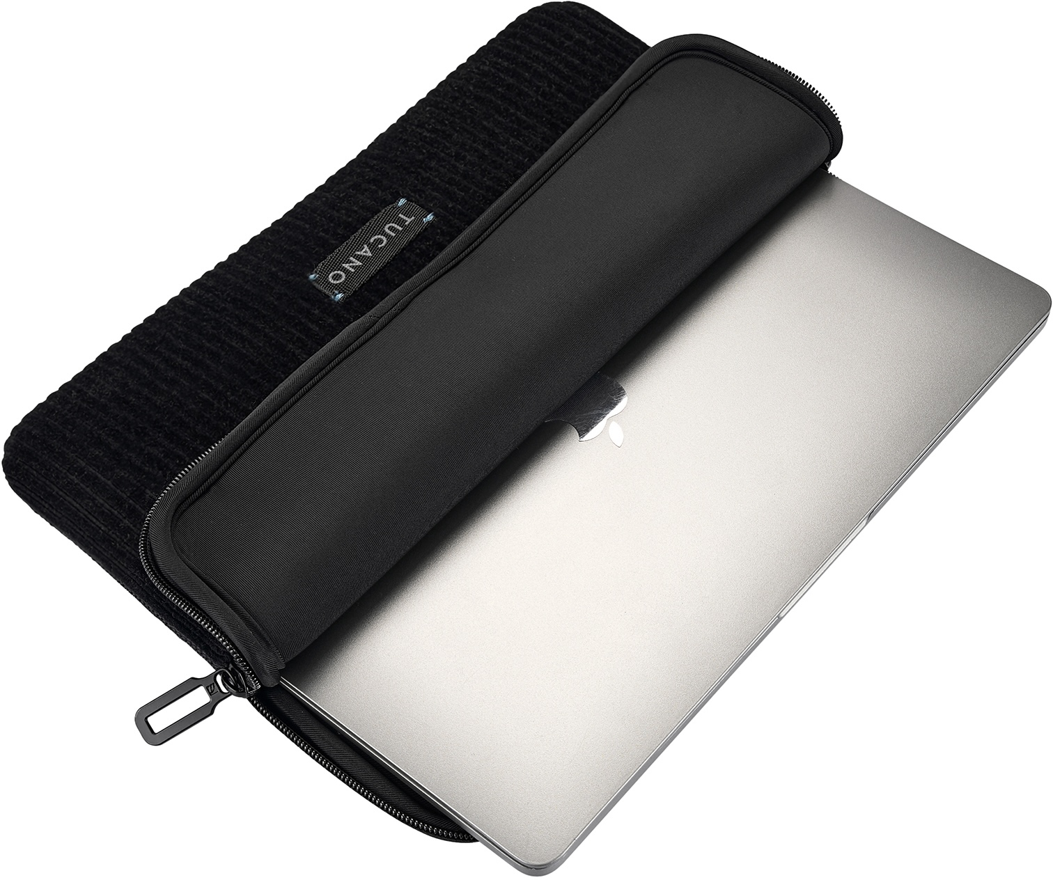 Un laptop argentato viene inserito in una custodia Tucano nera.