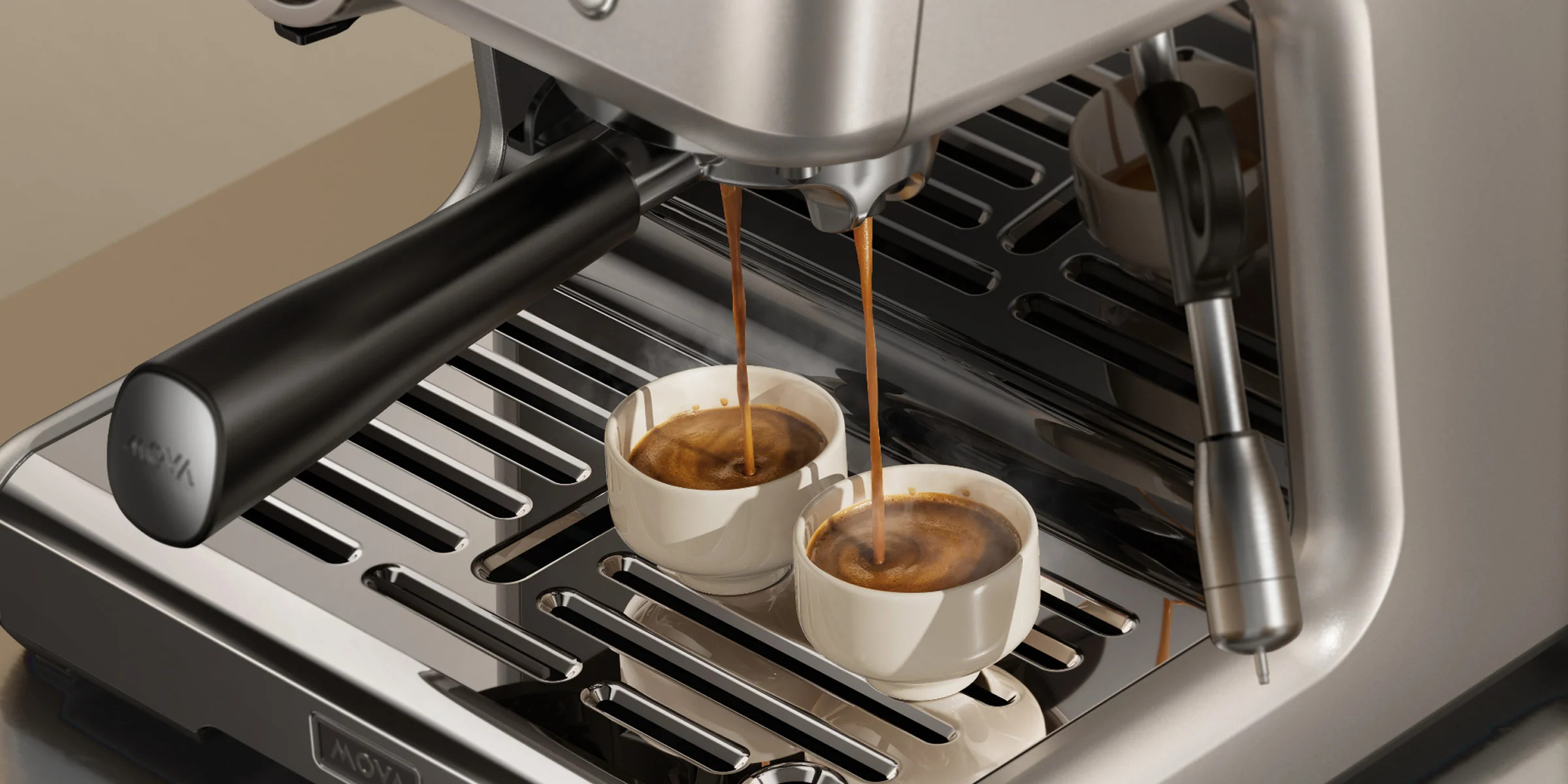 Ekspres do kawy parzy dwie filiżanki espresso, które płyną do białych filiżanek.