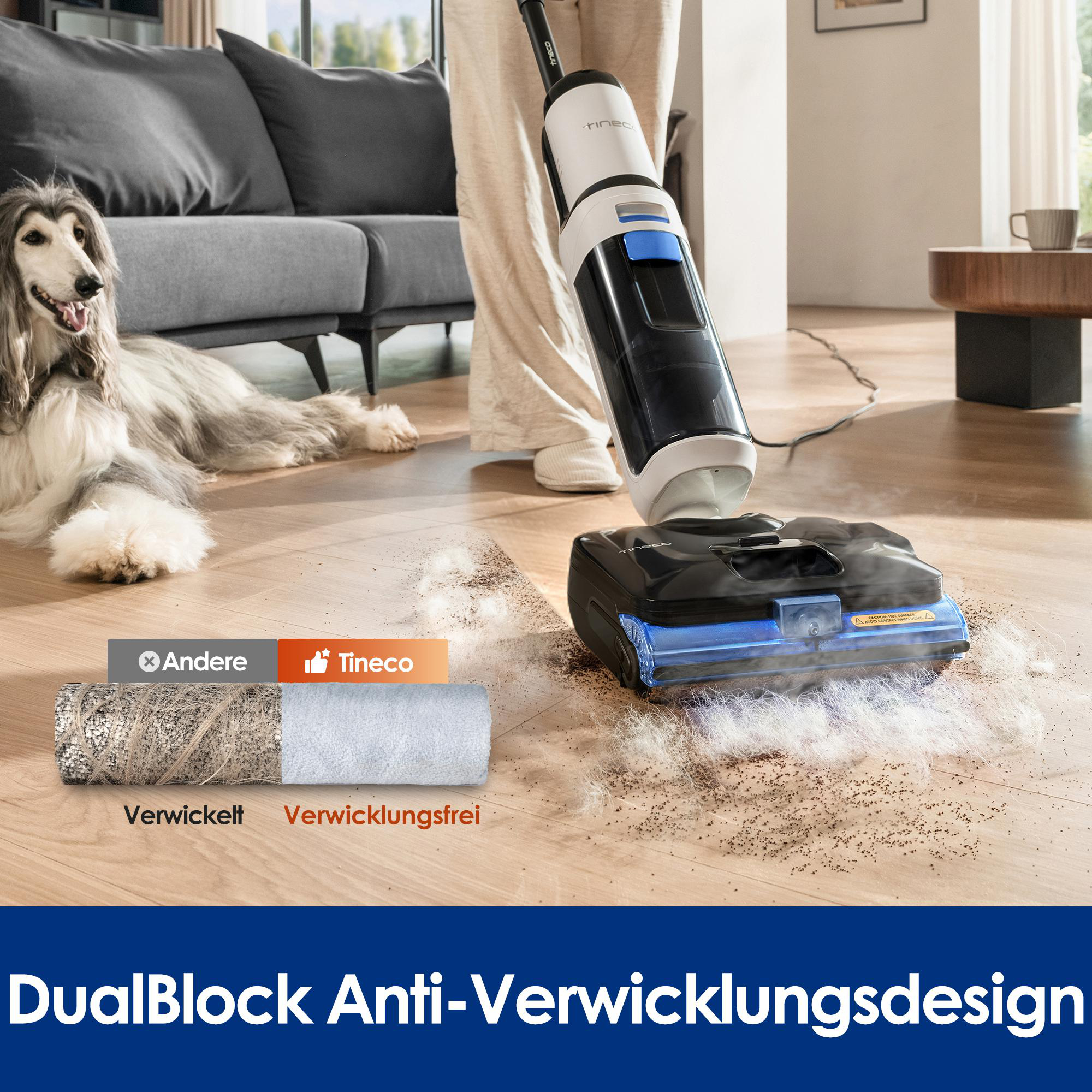 Ein Hund liegt auf dem Boden, während ein Staubsauger Schmutz aufsaugt.