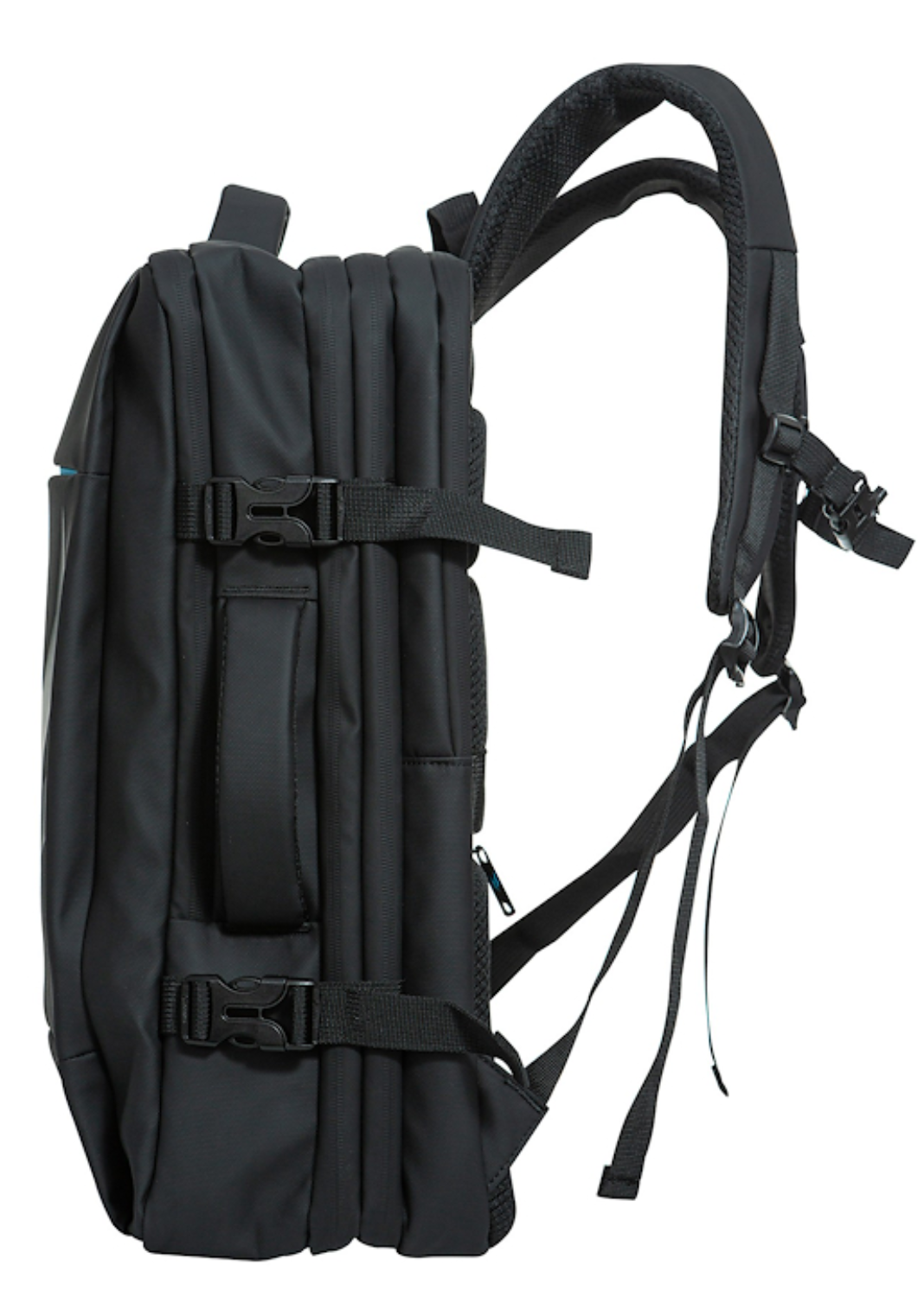 Mochila negra vista de lado, con hebillas y correas.