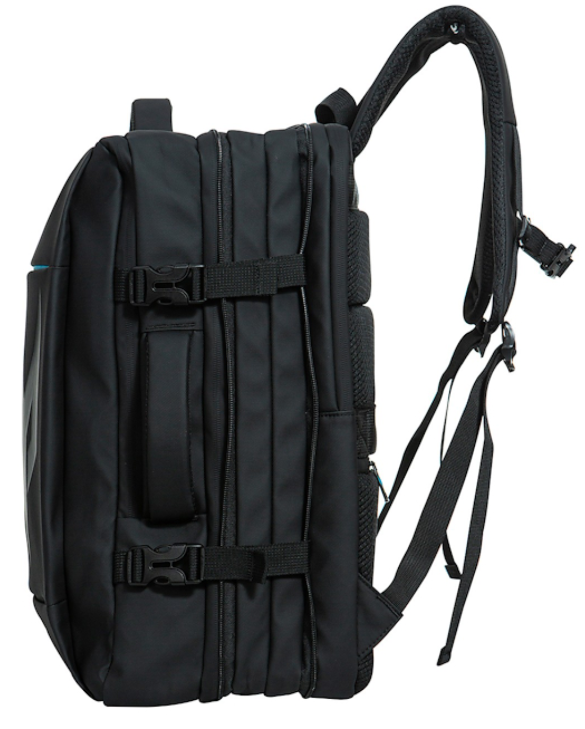 Mochila negra vista de lado, con correas y hebillas.