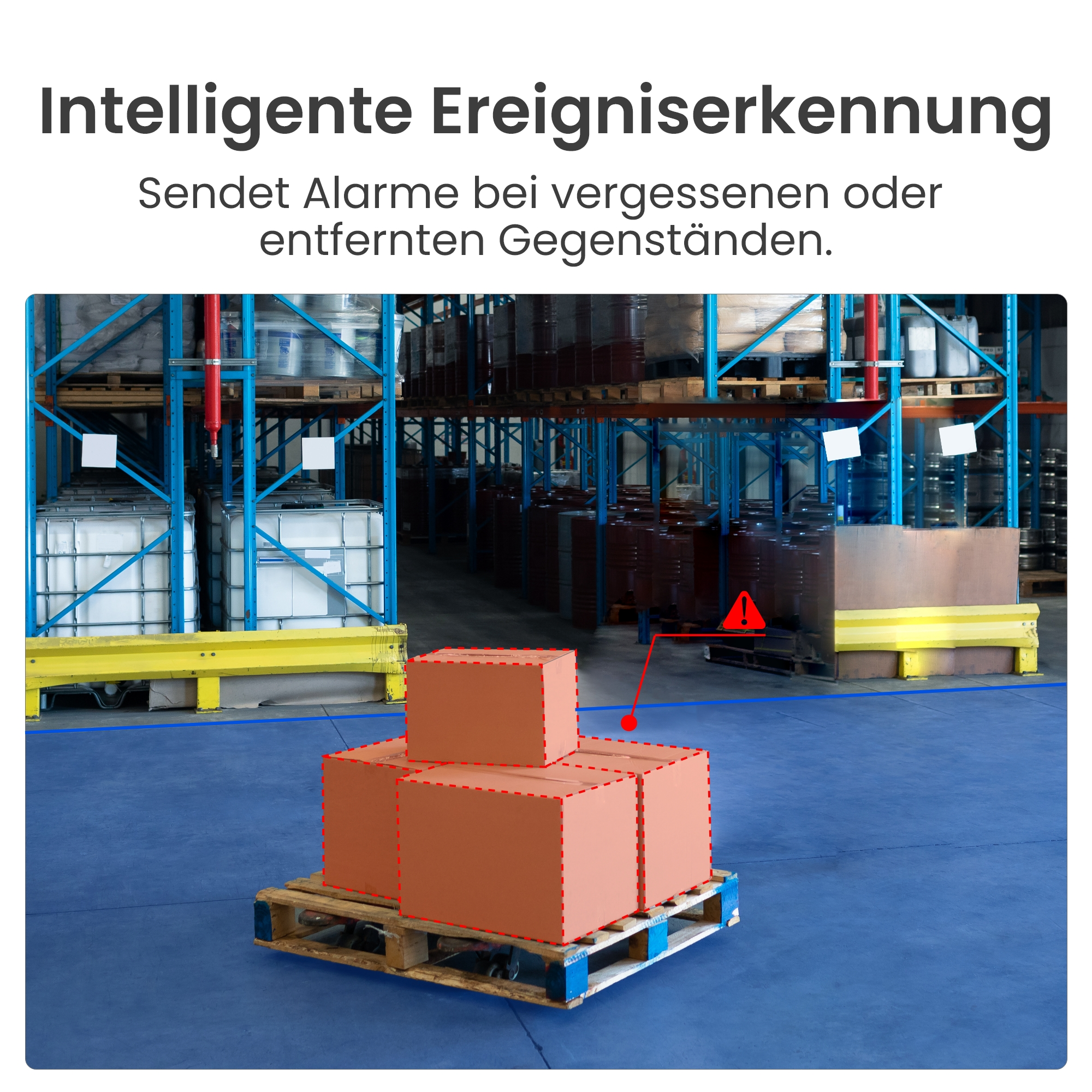 Kartonboxen auf einer Palette in einem Lager, mit Regalen und Behältern im Hintergrund.