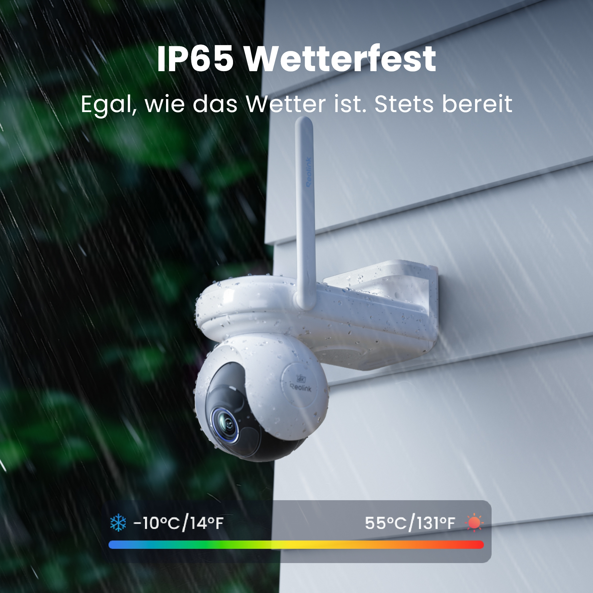Eine weiße Überwachungskamera mit Regentropfen ist an einer Wand befestigt.