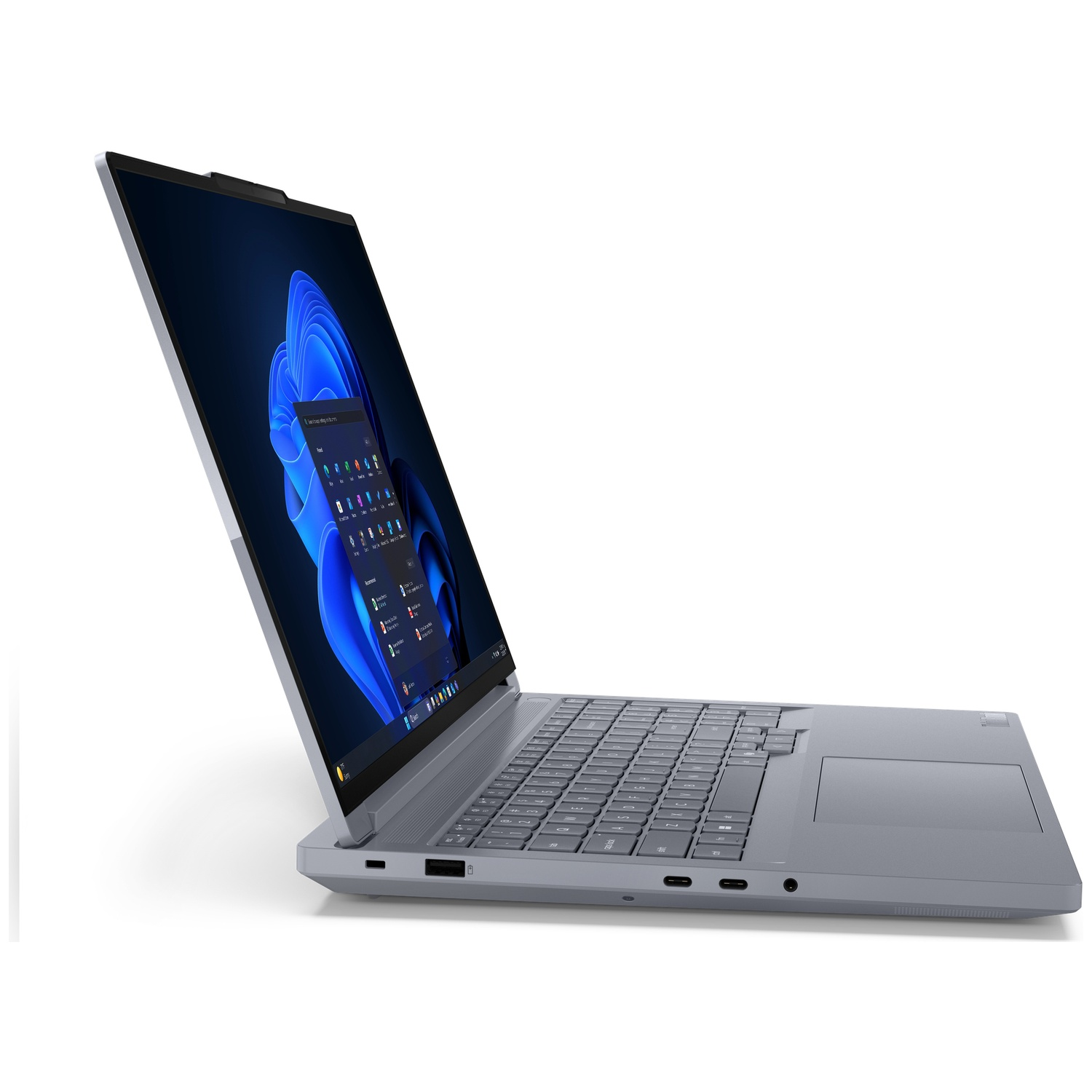 Een grijze laptop met het scherm open, waarop het Windows 11 startmenu wordt weergegeven.