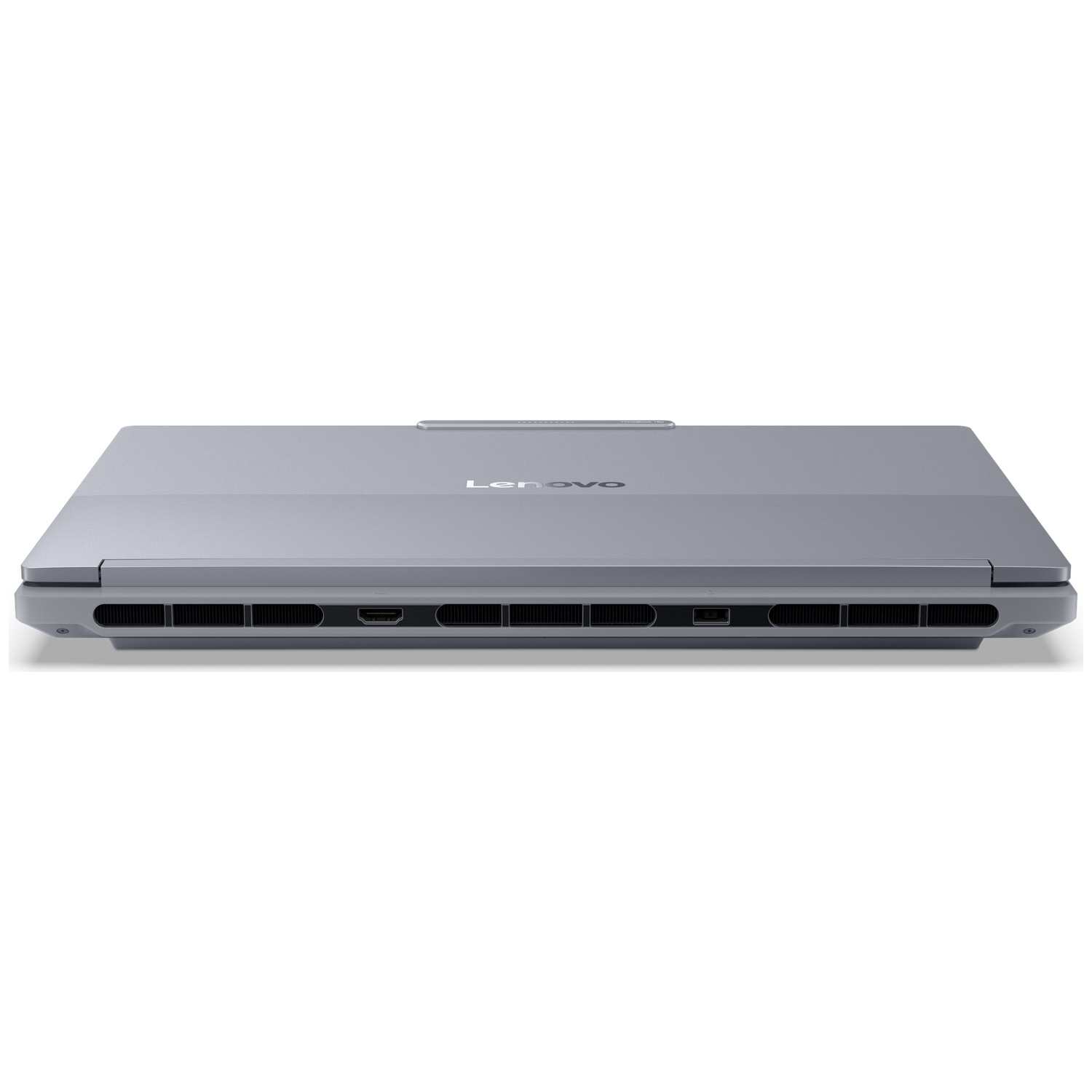 Een gesloten grijze Lenovo laptop met ventilatieopeningen en poorten aan de zijkant.