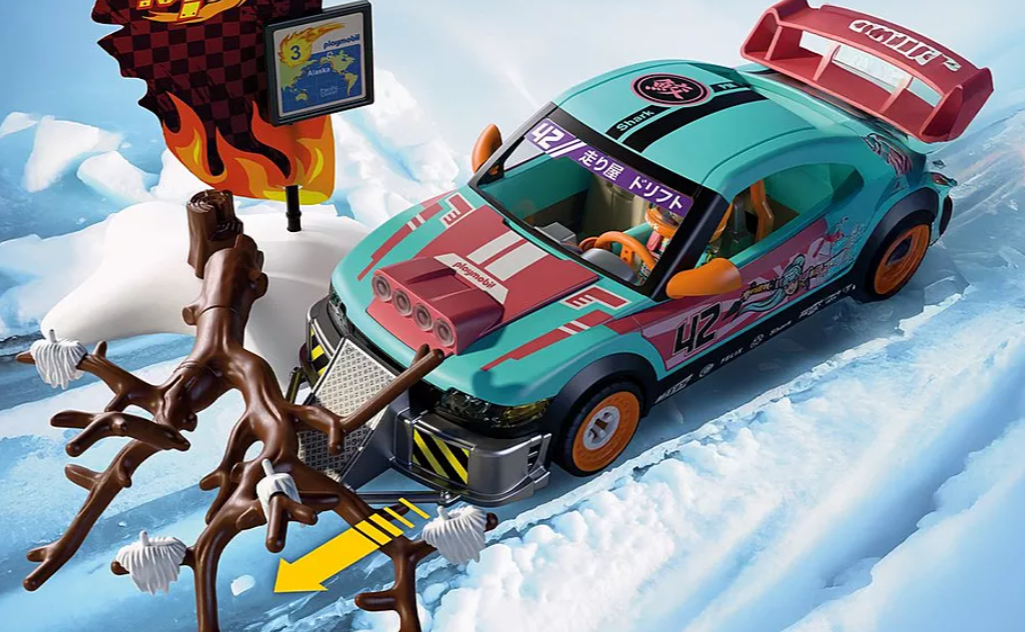 Ein Rennwagen in Türkis und Rot fährt auf eisigem Untergrund, umgeben von Schnee.