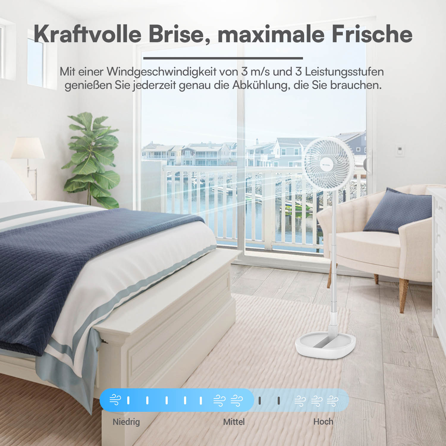 Ein Ventilator steht in einem Schlafzimmer mit Blick auf Wasser.