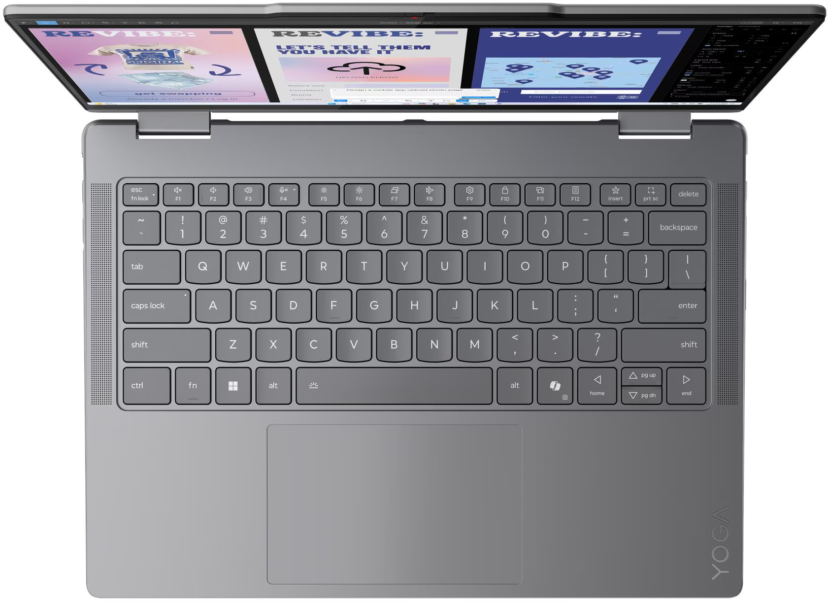 Egy nyitott szürke laptop, három képernyővel és a billentyűzet látható.
