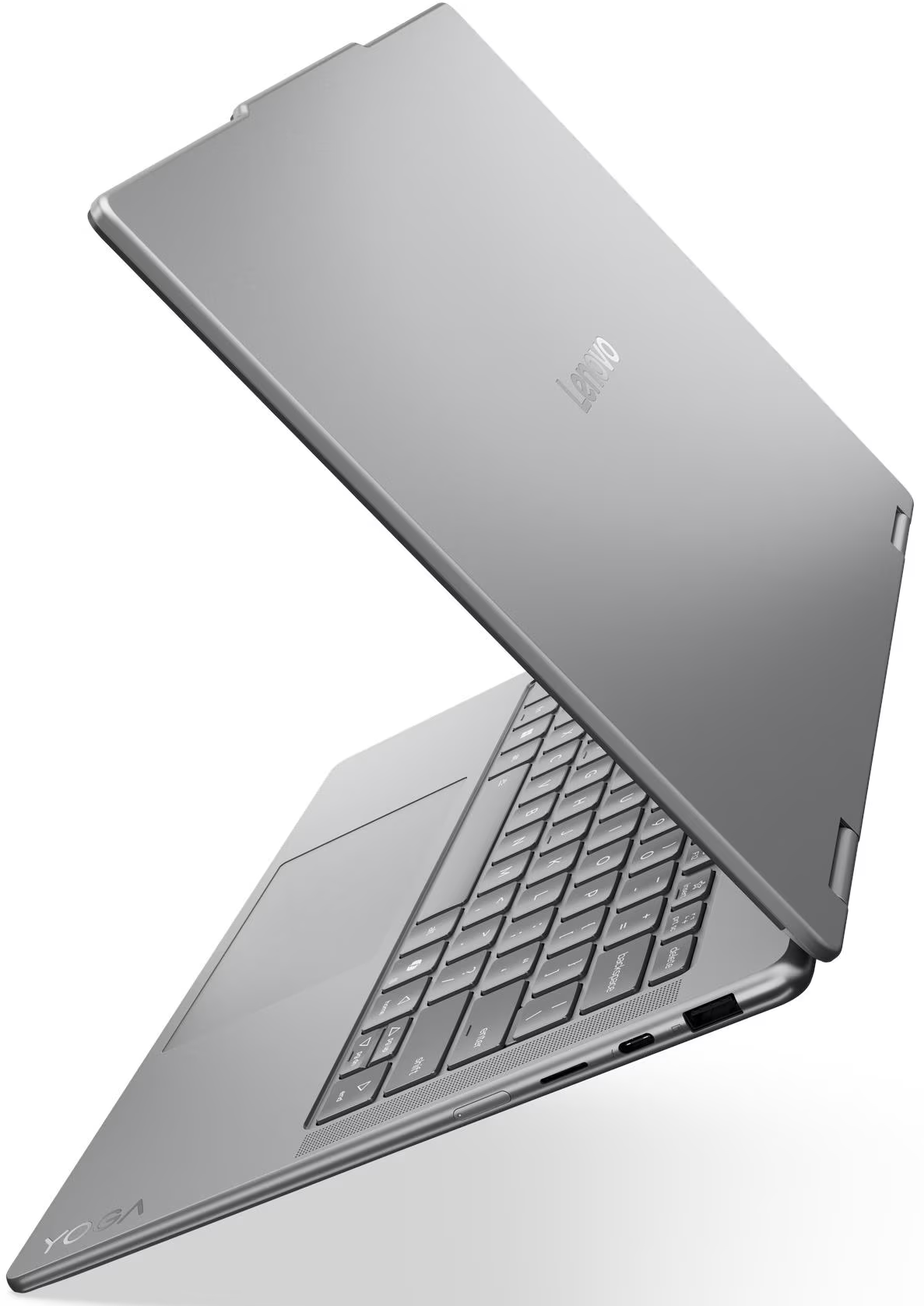 Ezüst laptop nyitott képernyővel, billentyűzettel, fehér háttéren.