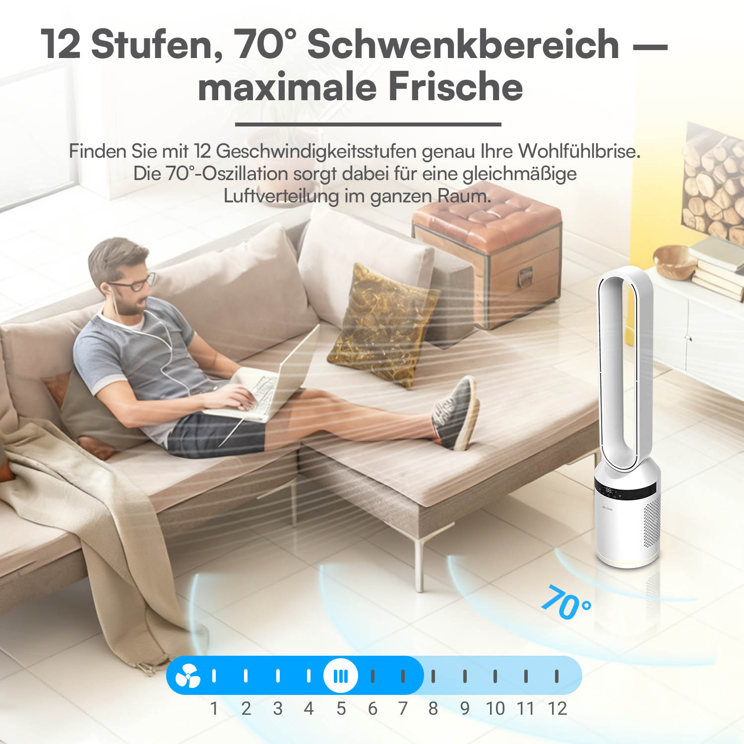 Mann auf Sofa mit Laptop, weißer Turmventilator mit 70° Oszillation.