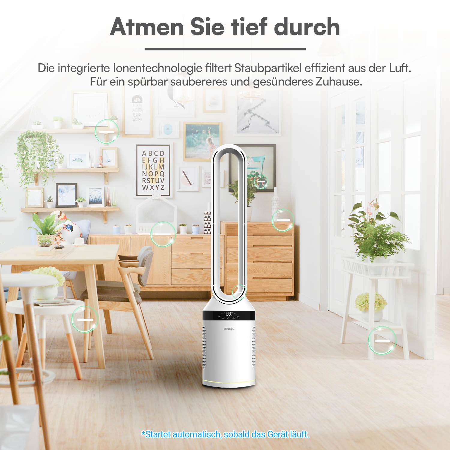 Ein moderner weißer Luftreiniger steht in einem hellen Wohnzimmer mit Möbeln.