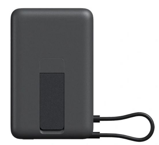 Ciemny, prostokątny powerbank z rozkładaną podstawką i pętelką.