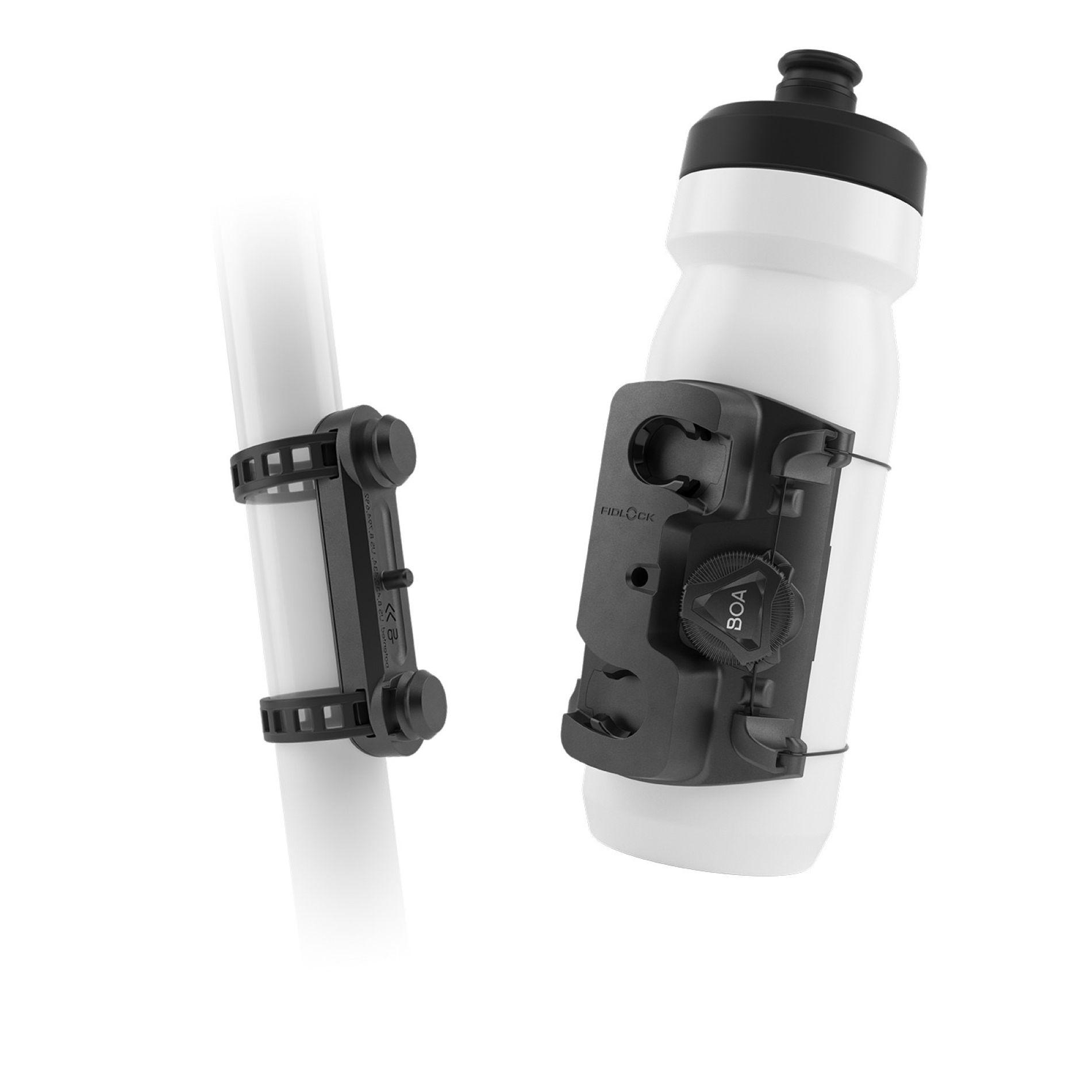 Eine weiße Wasserflasche mit schwarzem Deckel und BOA-Halterung ist abgebildet. Eine schwarze Halterung ist an einem weißen Stab befestigt.