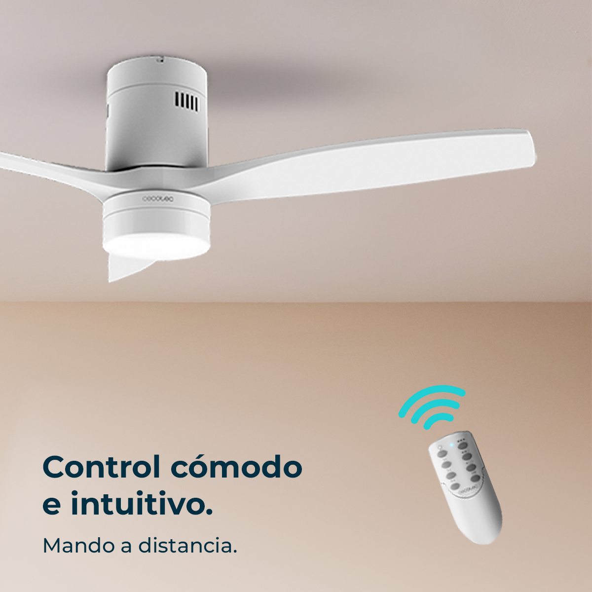 Un ventilador de techo blanco con luz y mando a distancia sobre fondo beige.
