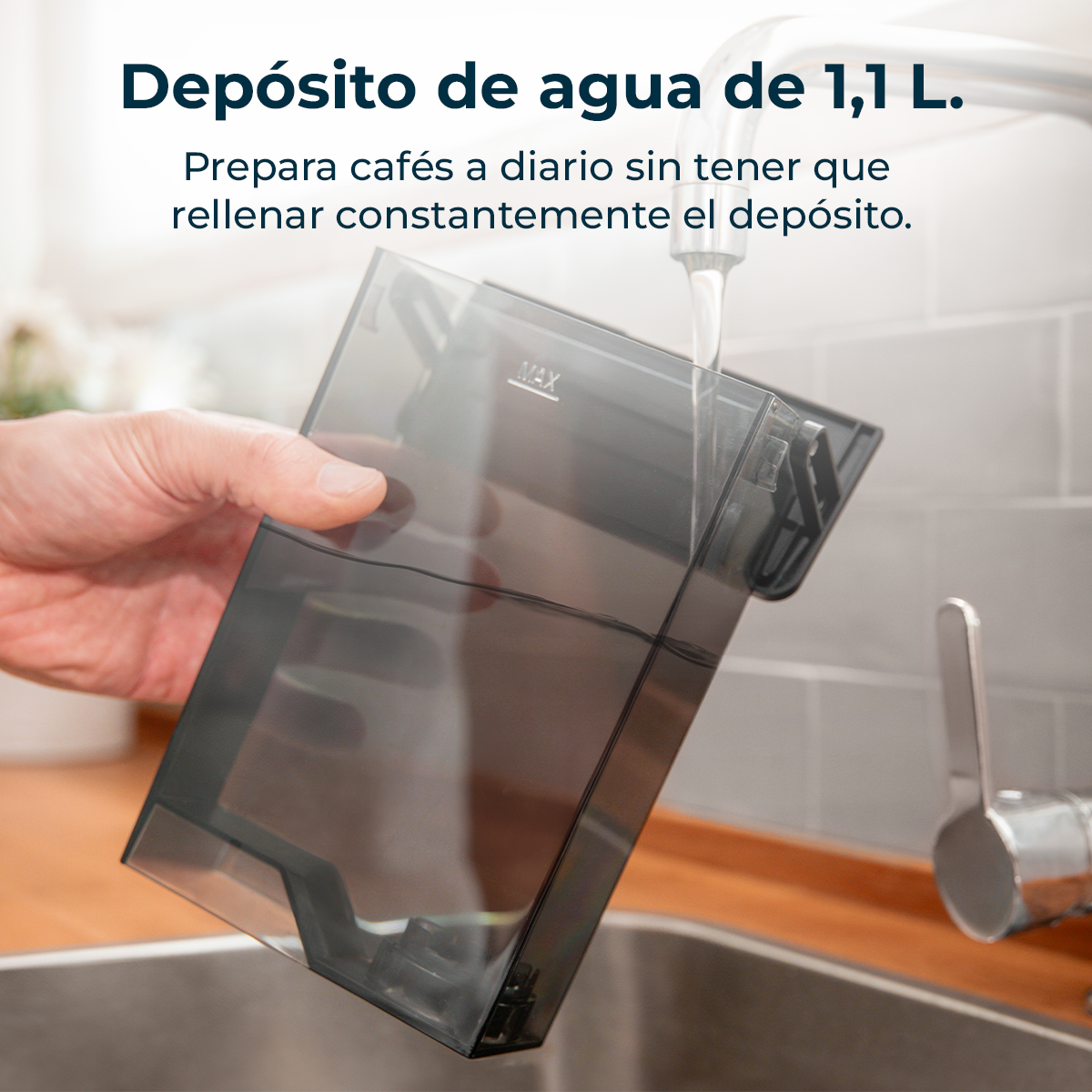 Un recipiente oscuro se llena de agua bajo un grifo.