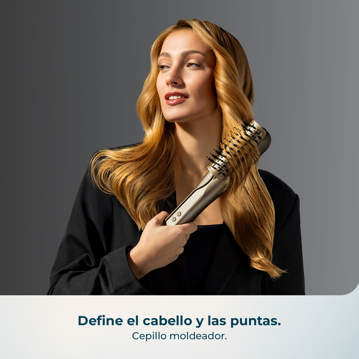 Una mujer de cabello rubio se peina con un rizador dorado.