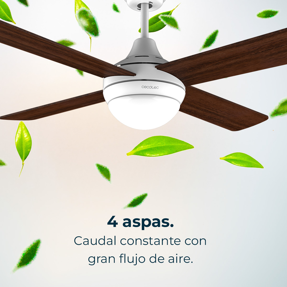 Ventilador de techo con cuatro aspas de madera y luz integrada, rodeado de hojas verdes.
