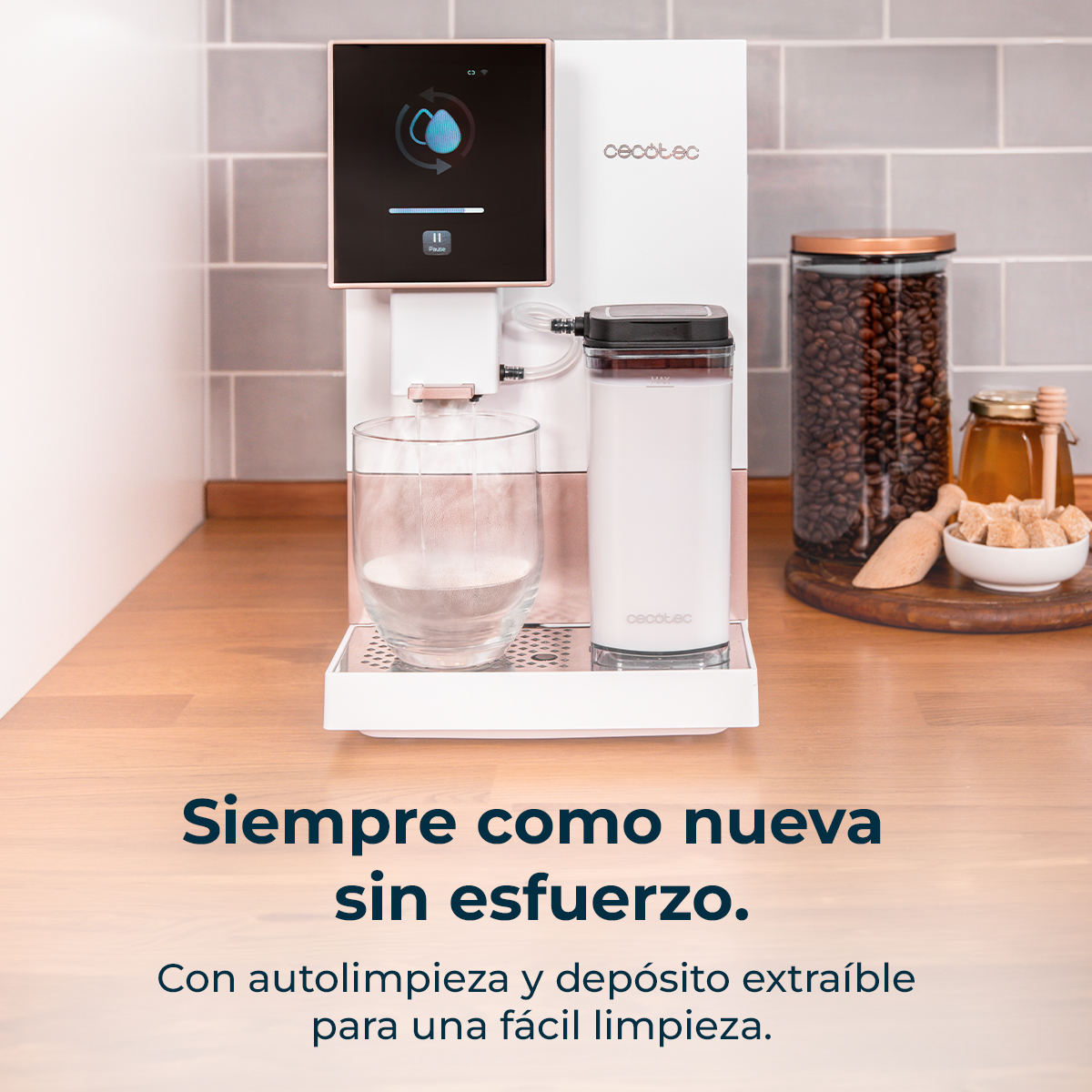 Una cafetera blanca con un recipiente de leche y un vaso de agua.