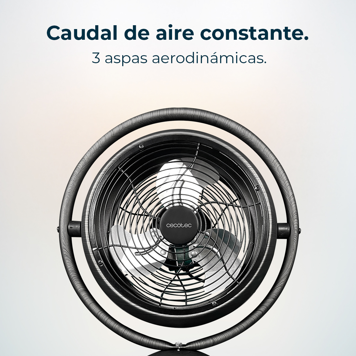 Ventilador negro con 3 aspas aerodinámicas y rejilla plateada.