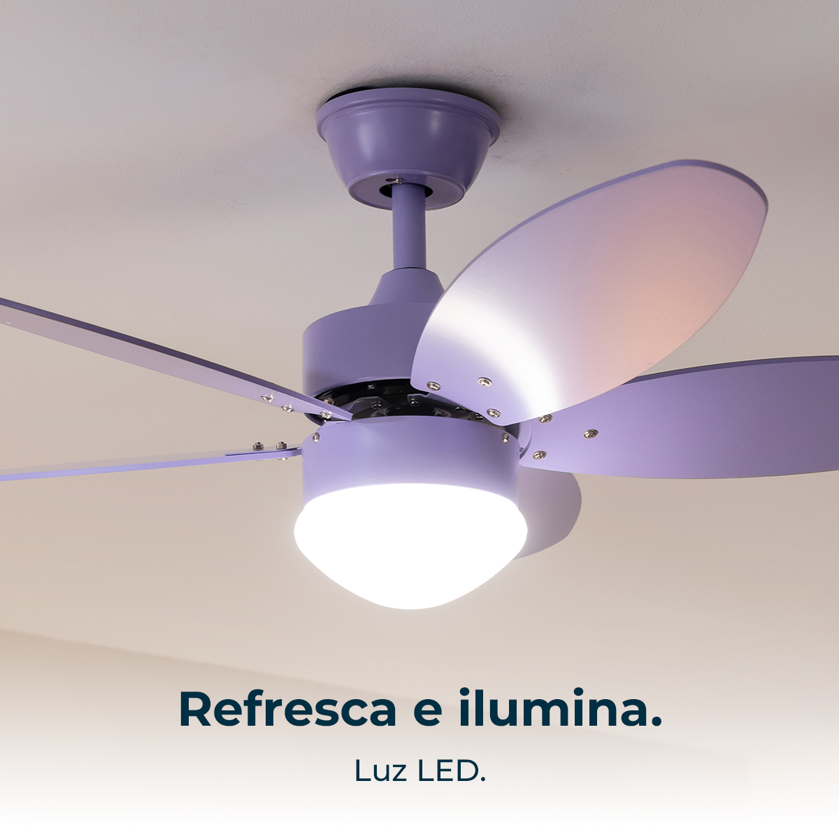 Un ventilador de techo morado con luz LED cuelga de un techo blanco.