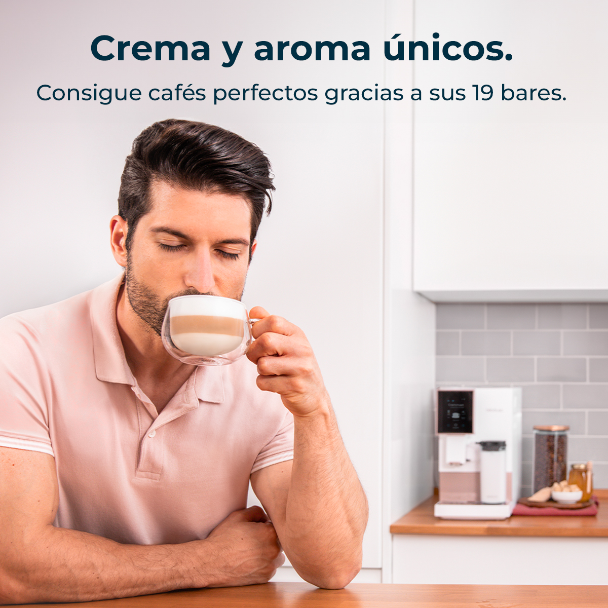 Hombre bebe café, cafetera e ingredientes al fondo.
