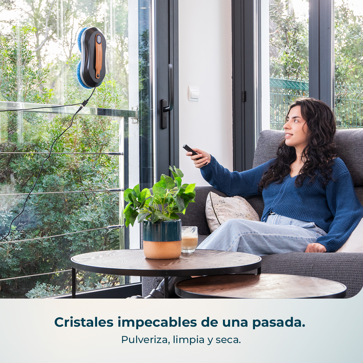 Cristales impecables de una pasada. Pulveriza, limpia y seca.