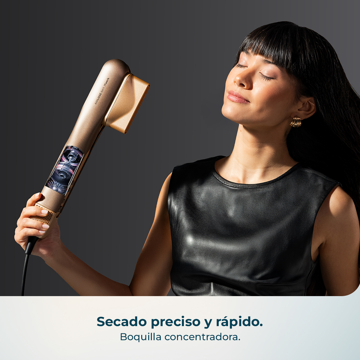 Mujer con ojos cerrados sostiene un secador de pelo dorado. Enfocado en secar el cabello.