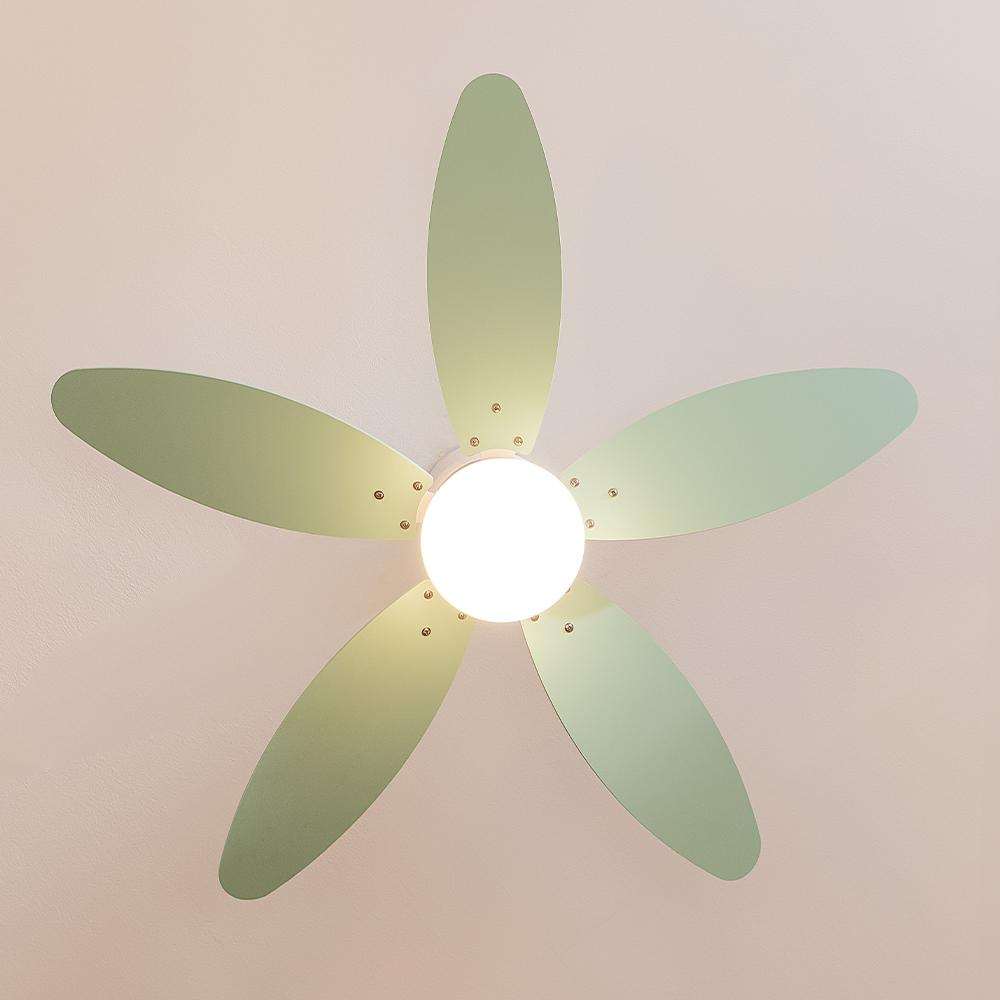 Un ventilador de techo con cinco aspas verde claro y una luz central.