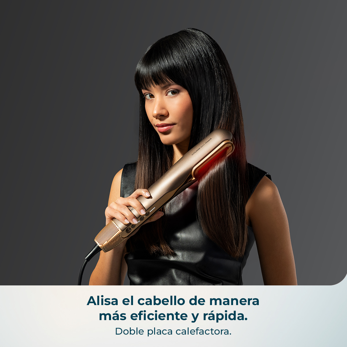 Una mujer de pelo negro largo sujeta una plancha dorada con elementos calefactores rojos.