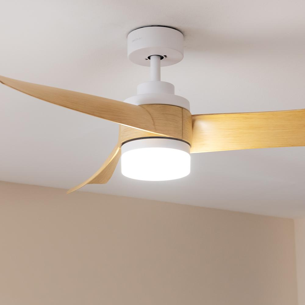 Un ventilador de techo blanco moderno con aspas de madera y luz LED brillante.