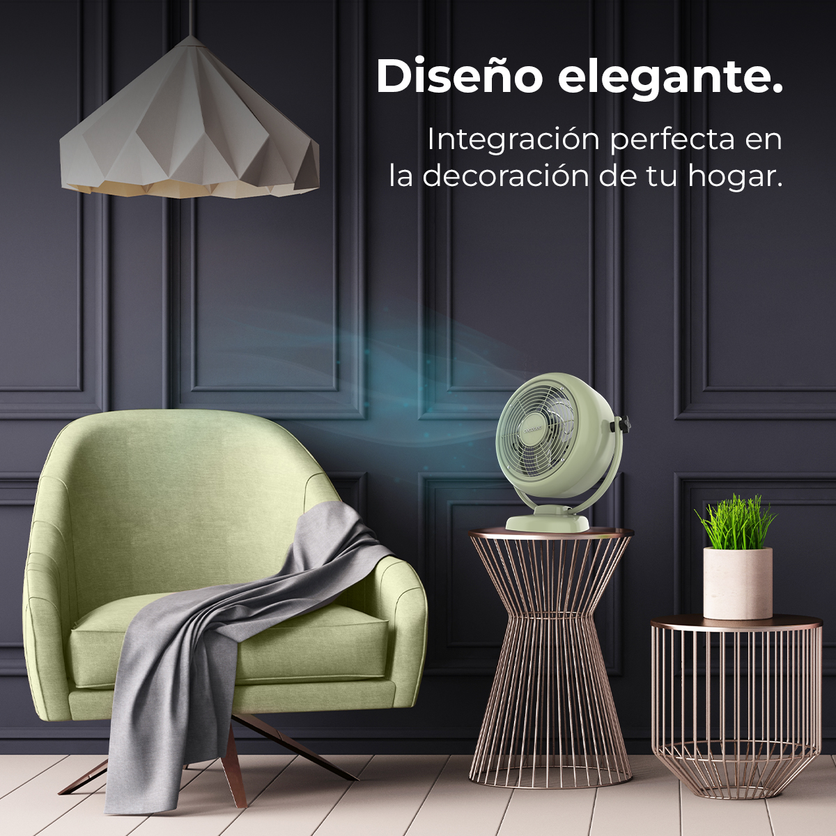 Un sillón verde con una manta gris se sienta junto a una mesa con un ventilador.