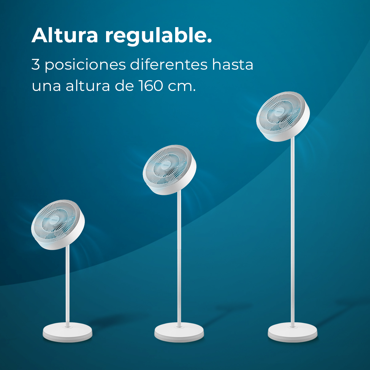 Tres ventiladores de pie blancos de diferentes alturas sobre fondo azul.